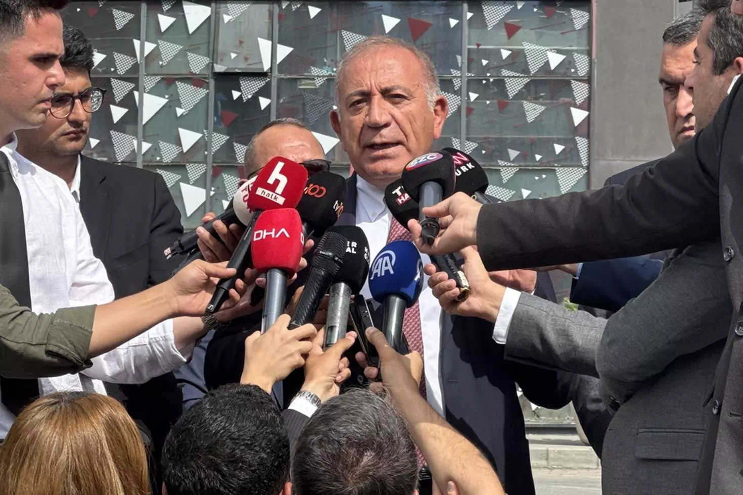 Gürsel Tekin, CHP’nin hesaplarına erişmek için bankaya başvurdu