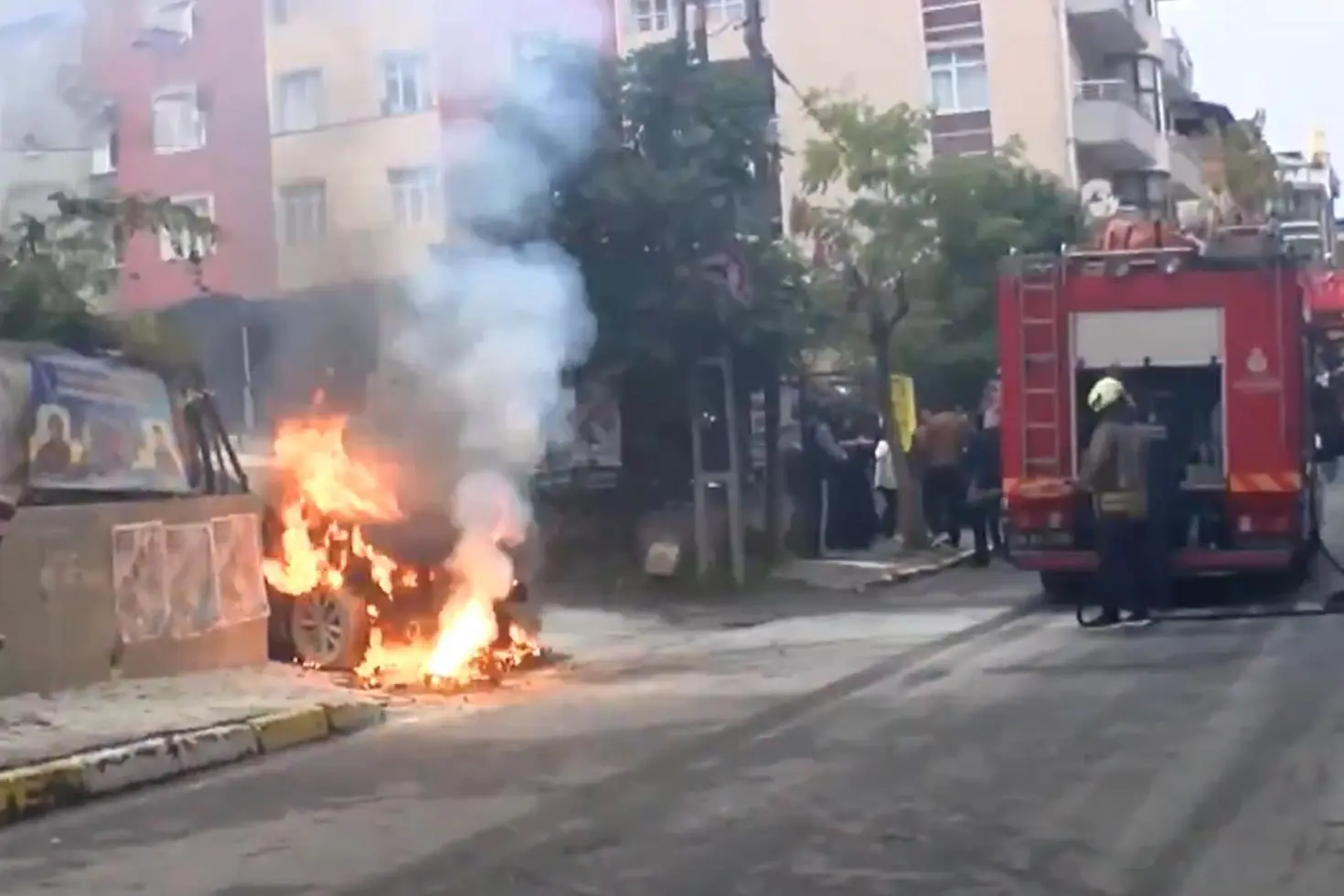 Yer altı elektrik kabloları patladı, otomobil alev topuna döndü