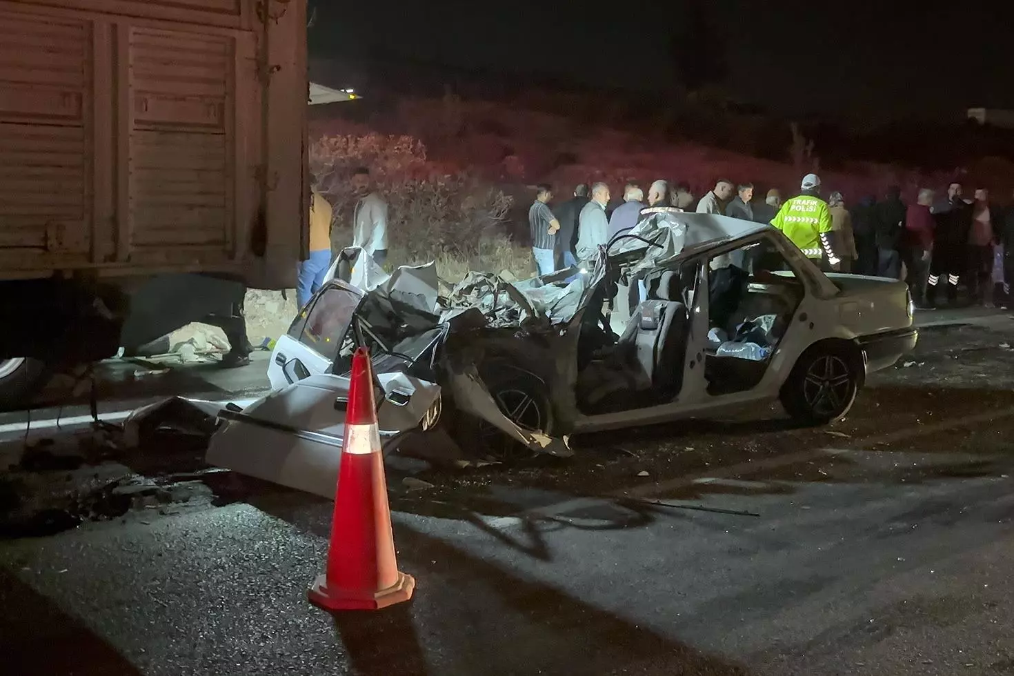 Gaziantep’te otomobil kamyona arkadan çarptı: 3 ölü