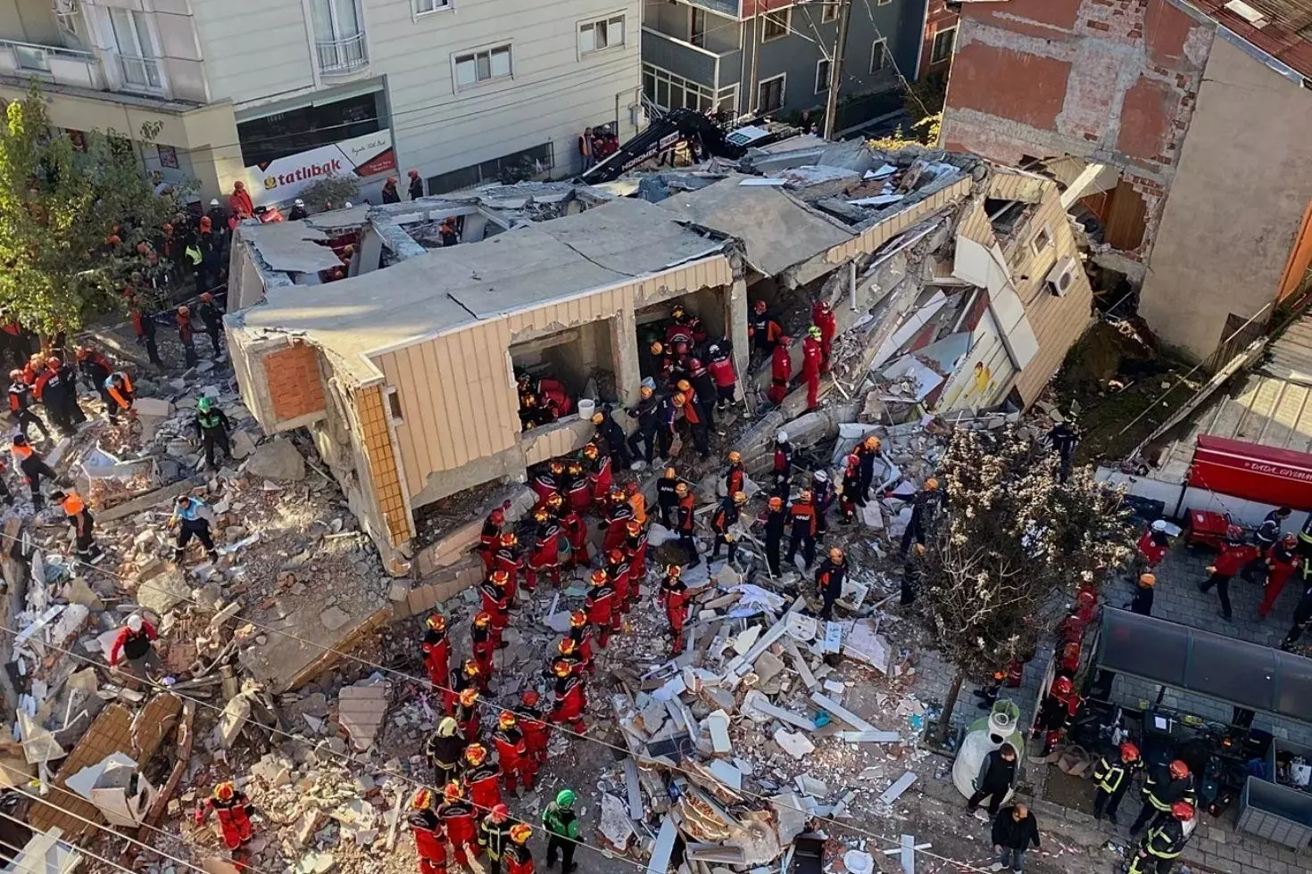 4 kişiye mezar olan bina zemin nedeniyle yıkılmış