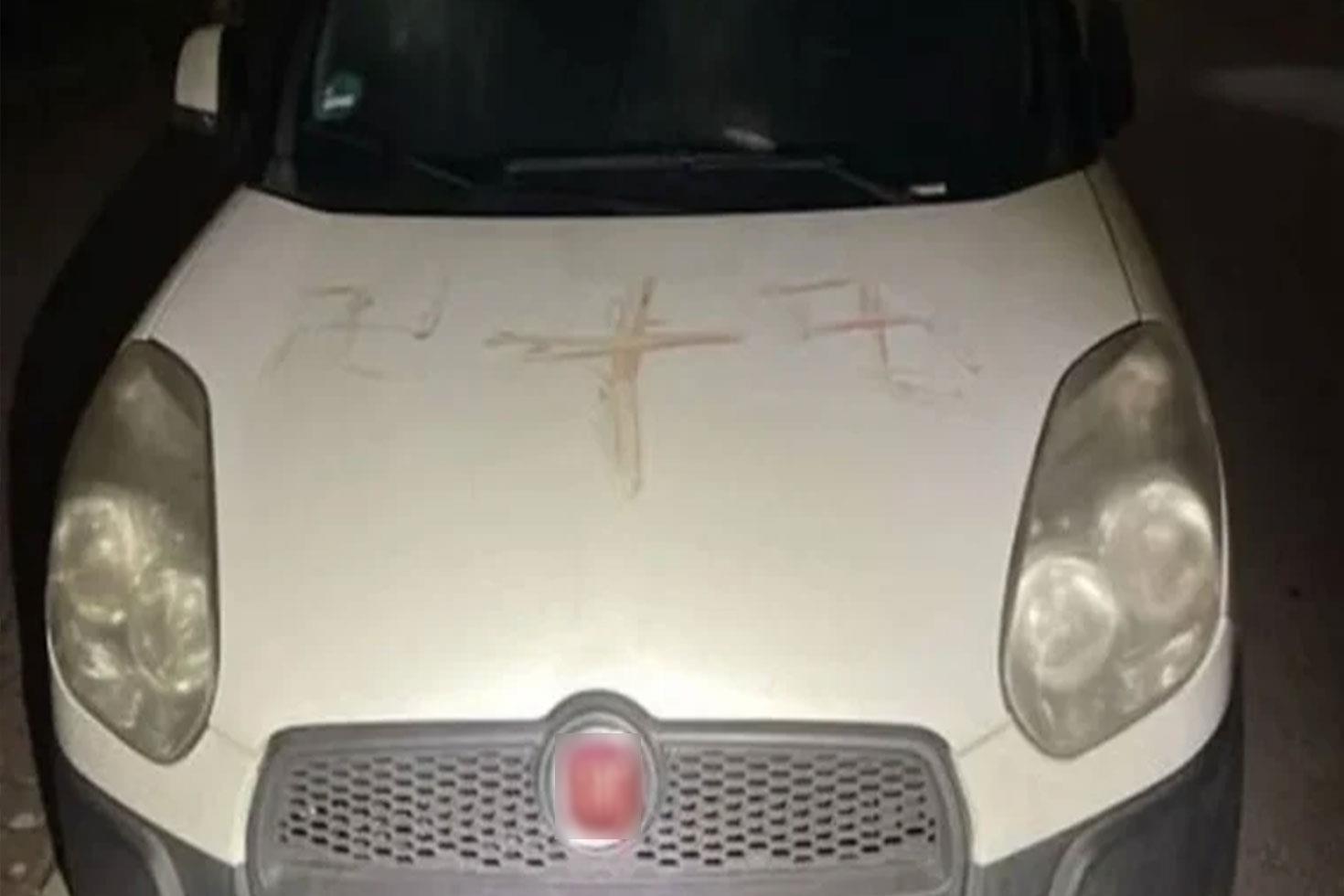 Arabaların üzerine insan kanıyla gamalı haç çizdiler