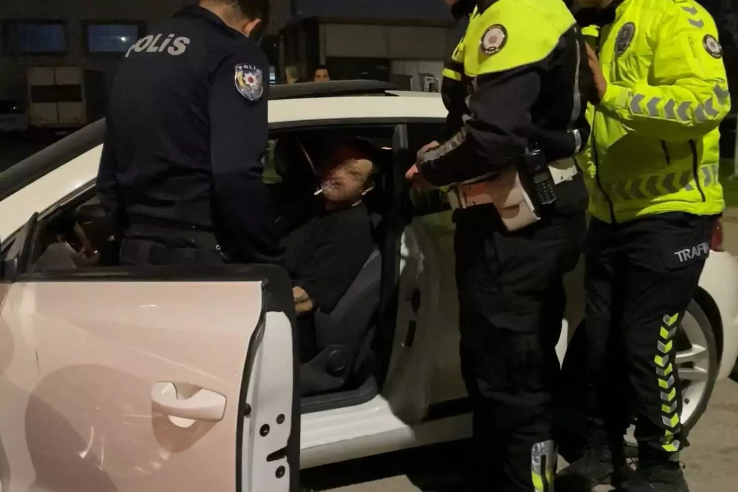 Ehliyetsiz, alkollü, umursamaz “Biraz daha içeyim“ dedi, polisin verdiği yanıt bomba