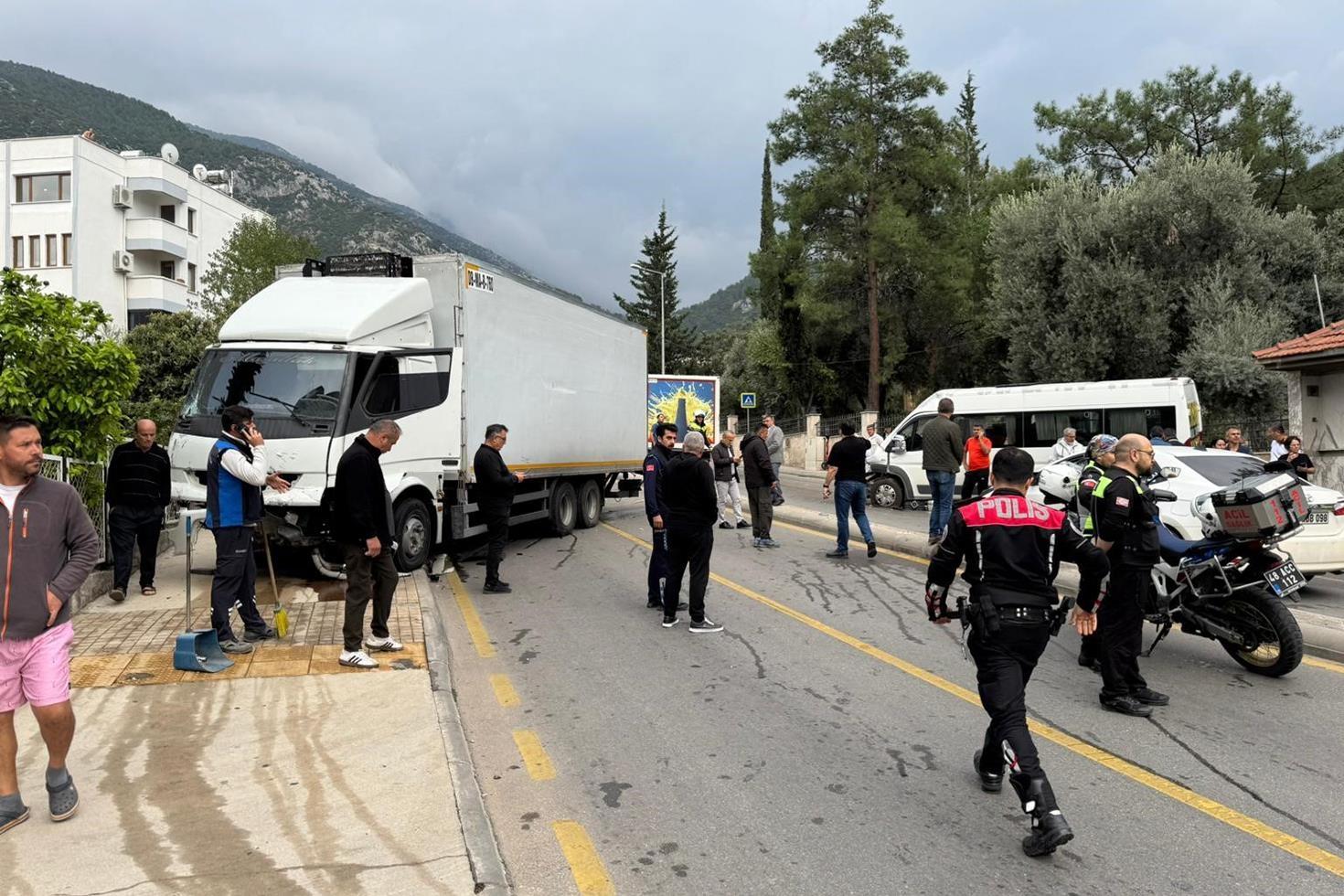 Fethiye’de kamyon öğrenci servisine çarptı