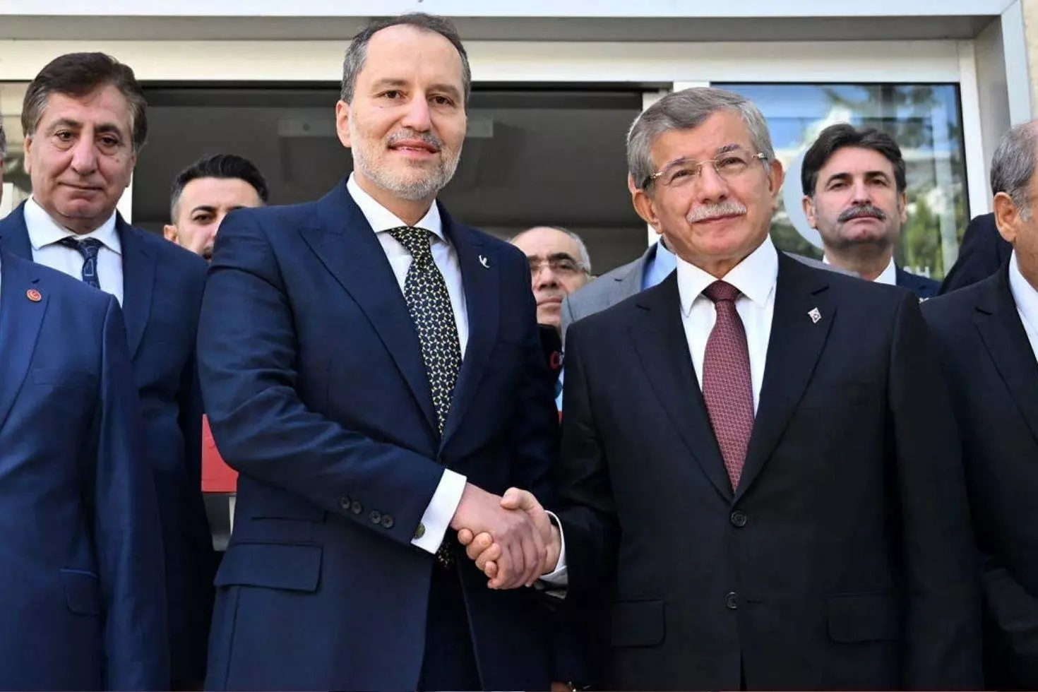 Siyaset kulislerini sarsacak haber İki parti birleşmek için görüşmelere başladı