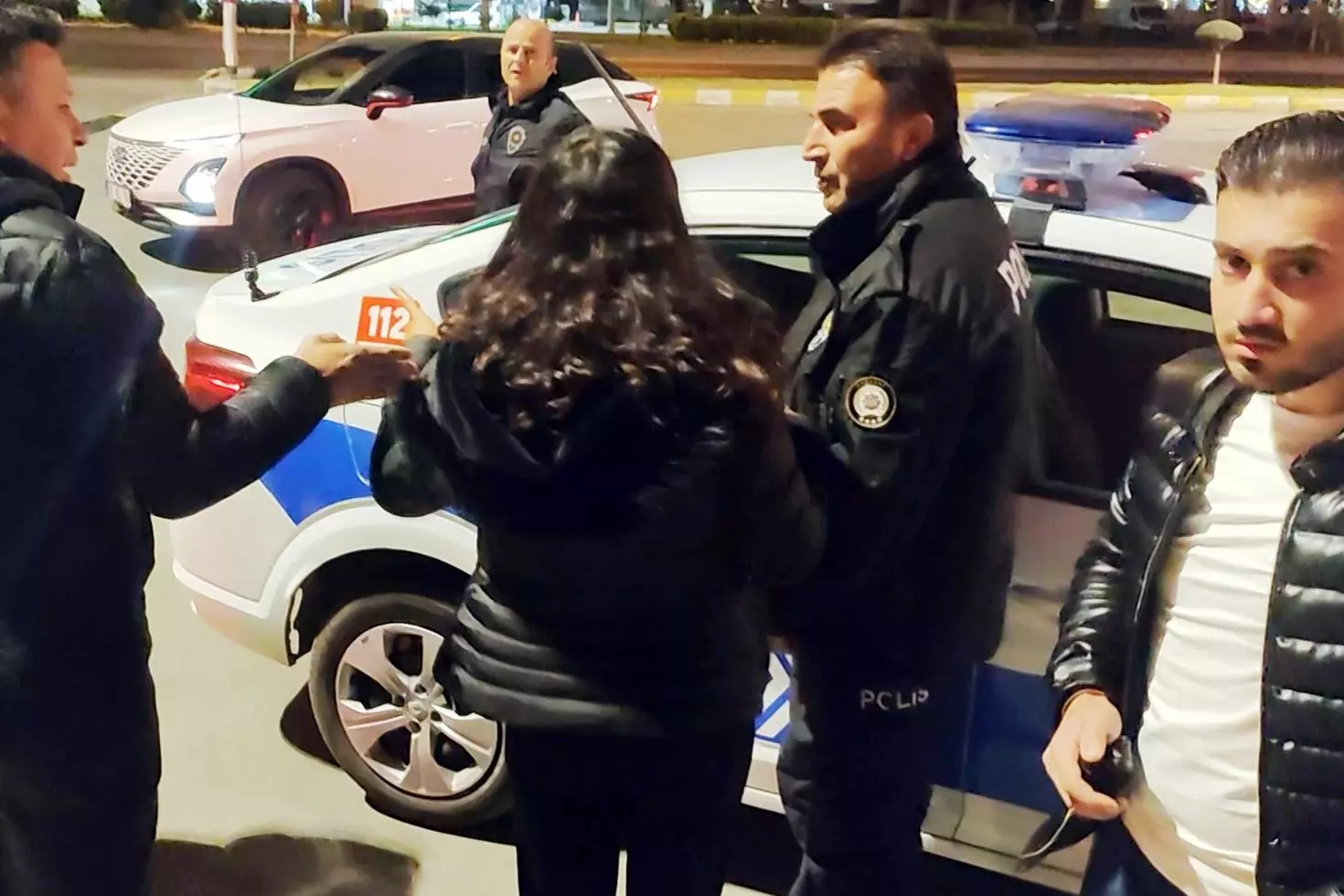 Anne ve baba, avukat kızlarını taksi durağına kilitledi