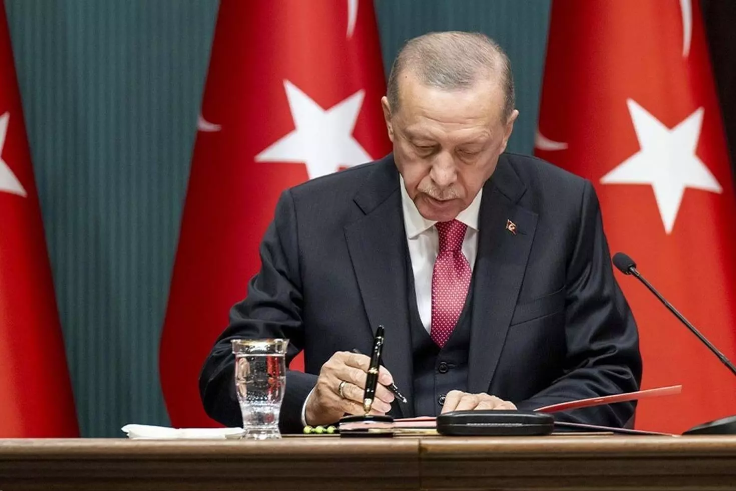 Cumhurbaşkanı Erdoğan imzaladı 2 kişinin mal varlıkları dondurulma kararı kaldırıldı