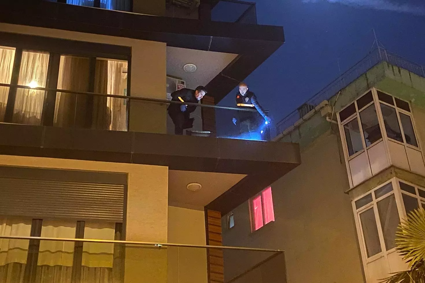 Maltepe’de balkondan düşen 63 yaşındaki adam hayatını kaybetti