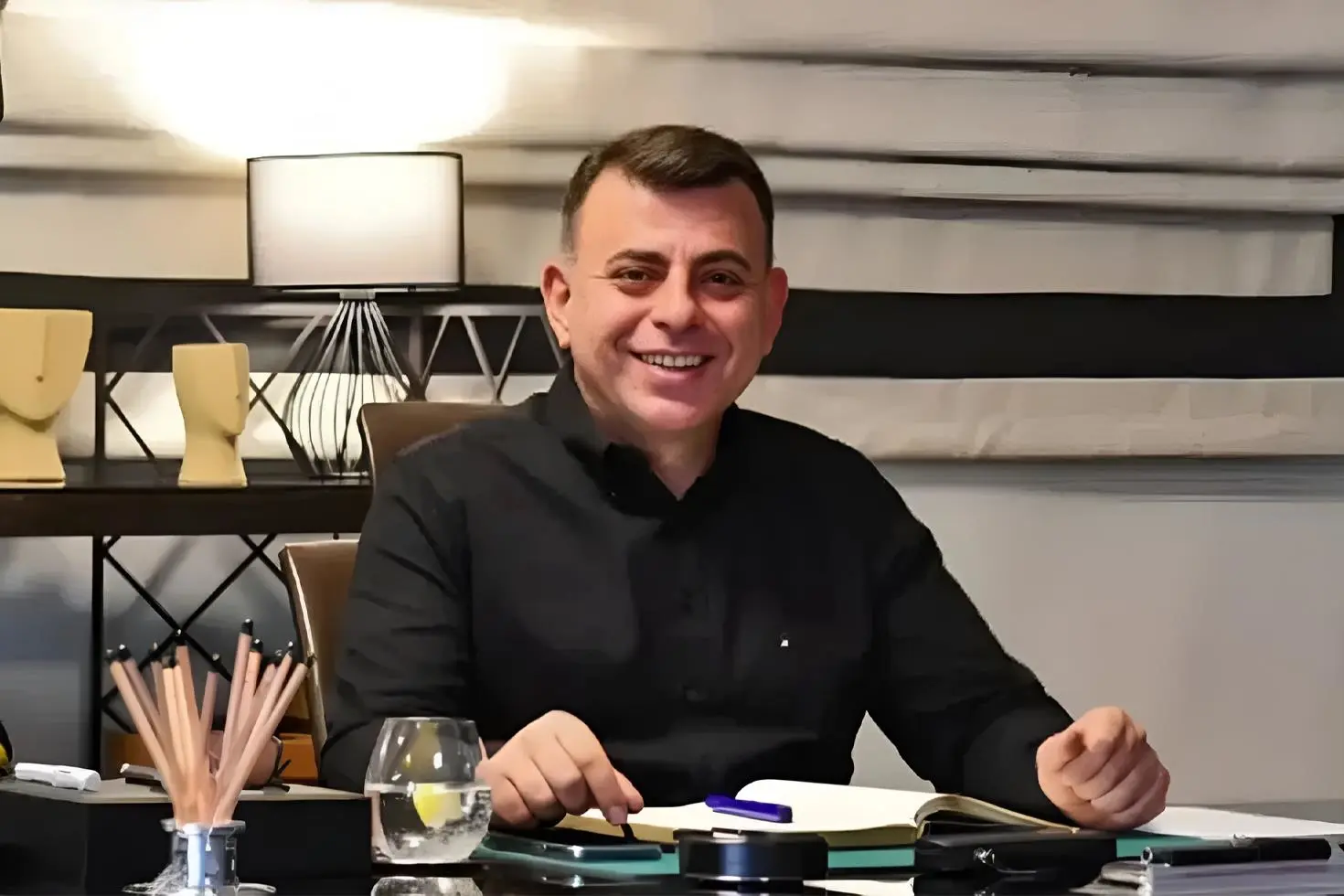 Ünlü iş insanı ofisinde ölü bulundu