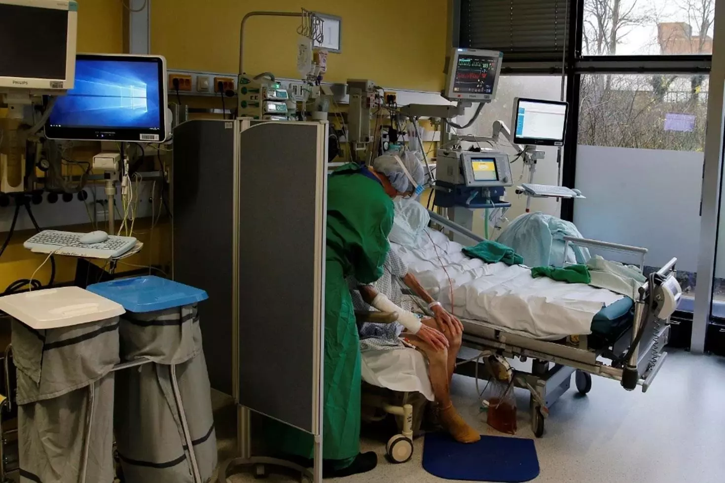 Yoğun bakımda korkunç olay Aynı odada kaldığı hastanın solunum cihazını söktü