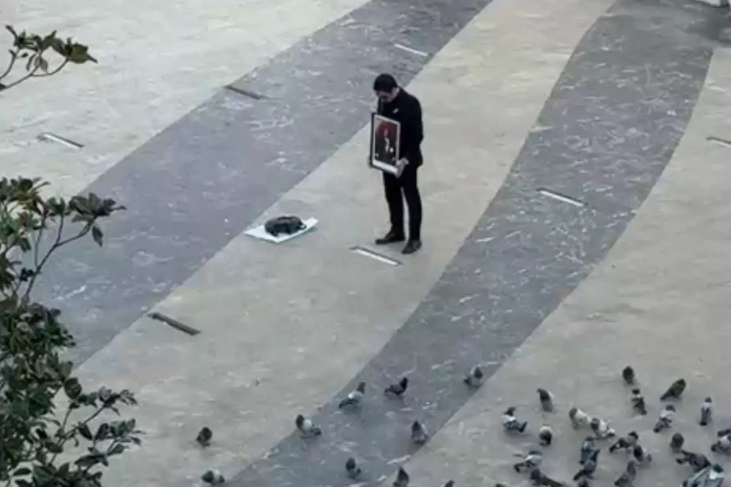 Atatürk’ün portresi ile tek başına saygı duruşunda bulundu