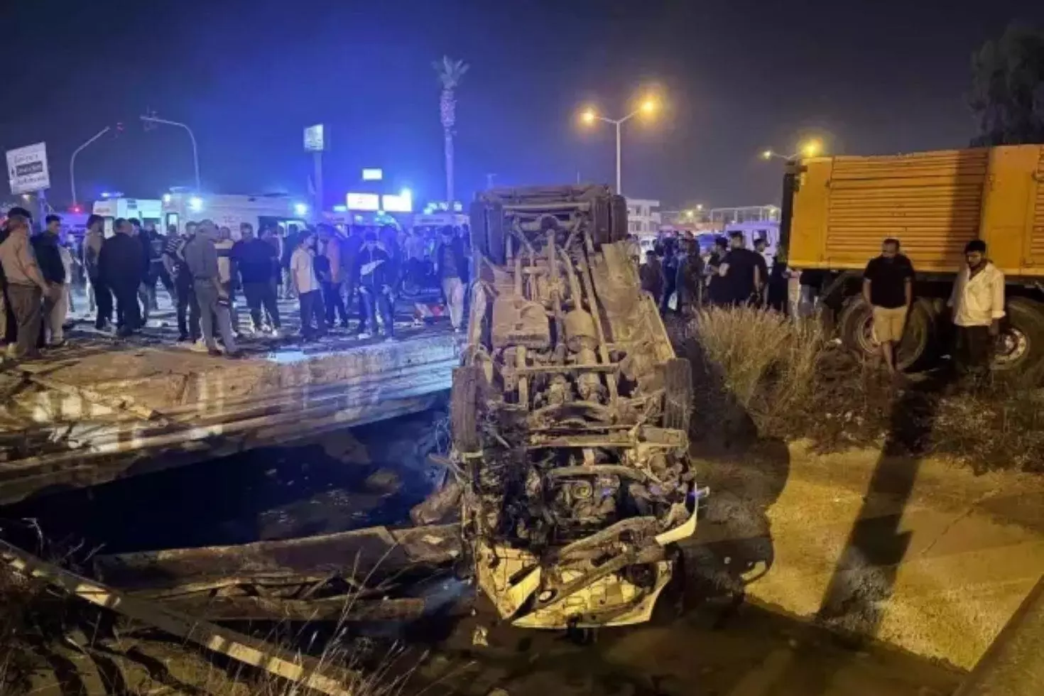 Otomobille çarpışıp sulama kanalına düştü, 10 kişi yaralandı