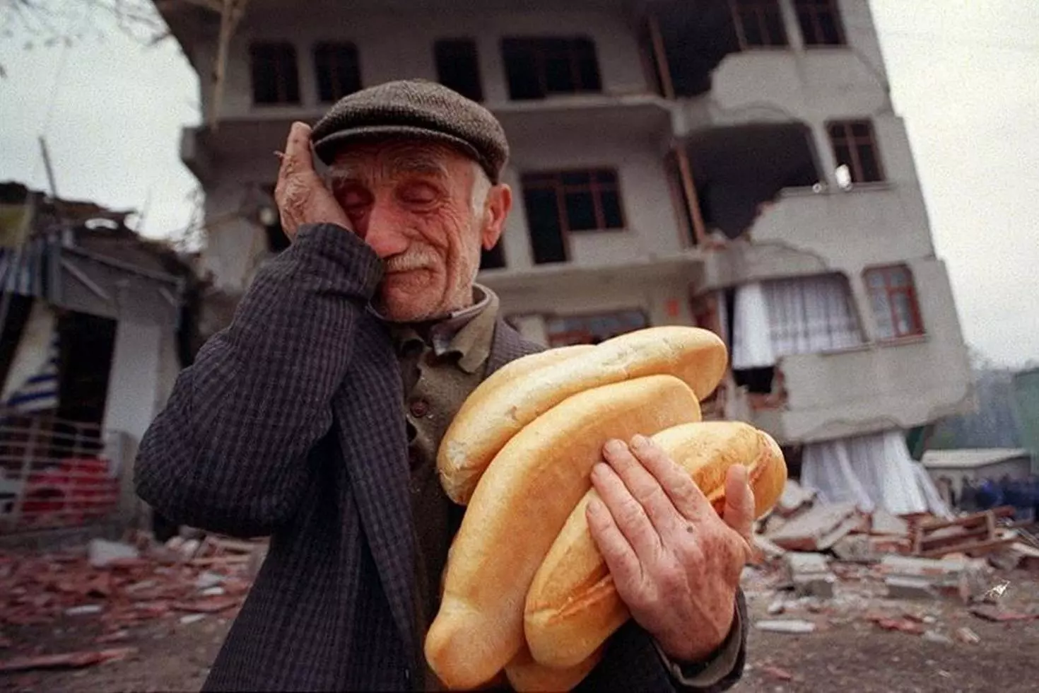 845 vatandaşımızın can verdiği depremin üzerinden 26 yıl geçti