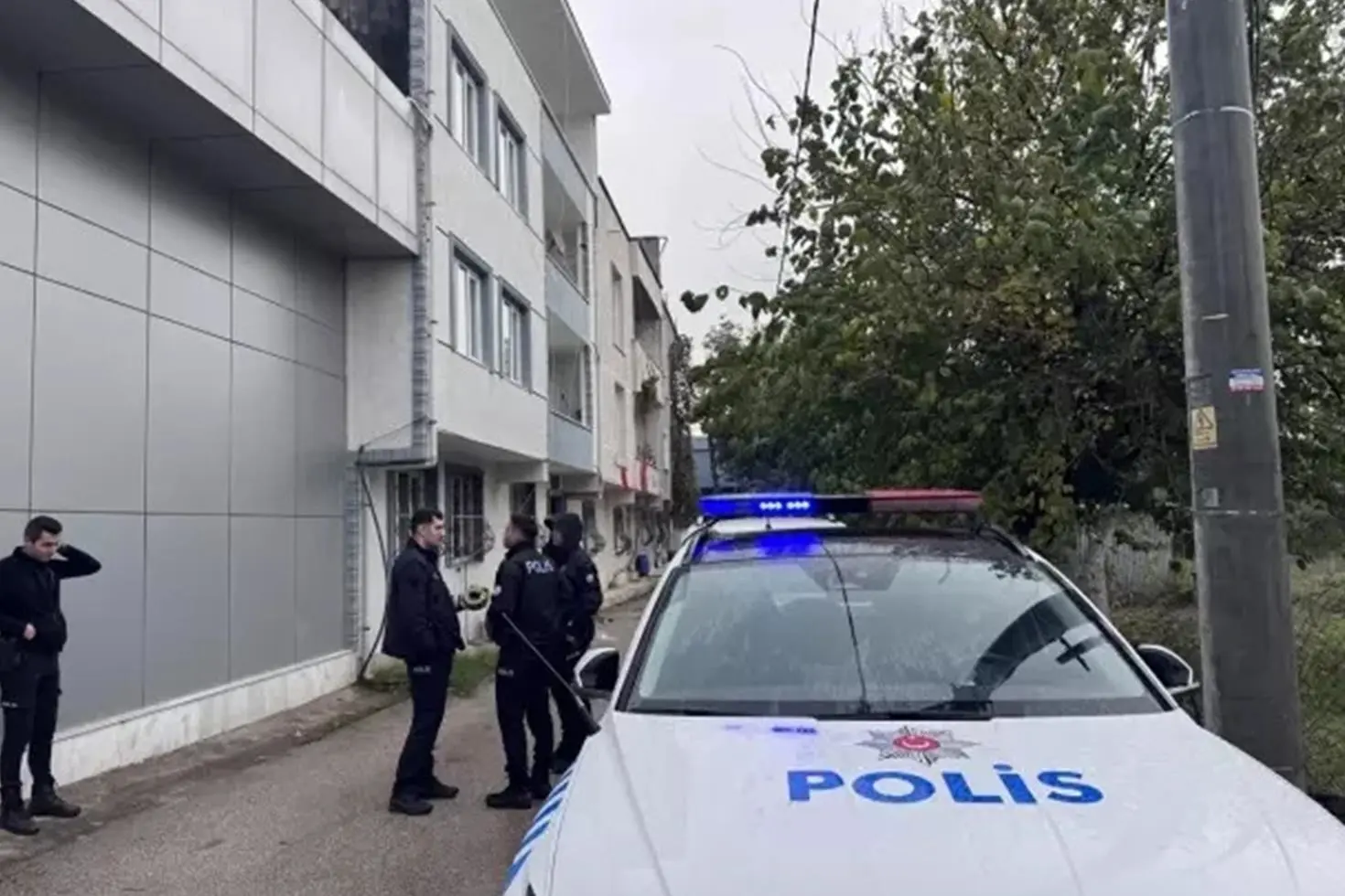 Eve taş atan oğlunu yakalamak isterken balkondan düştü