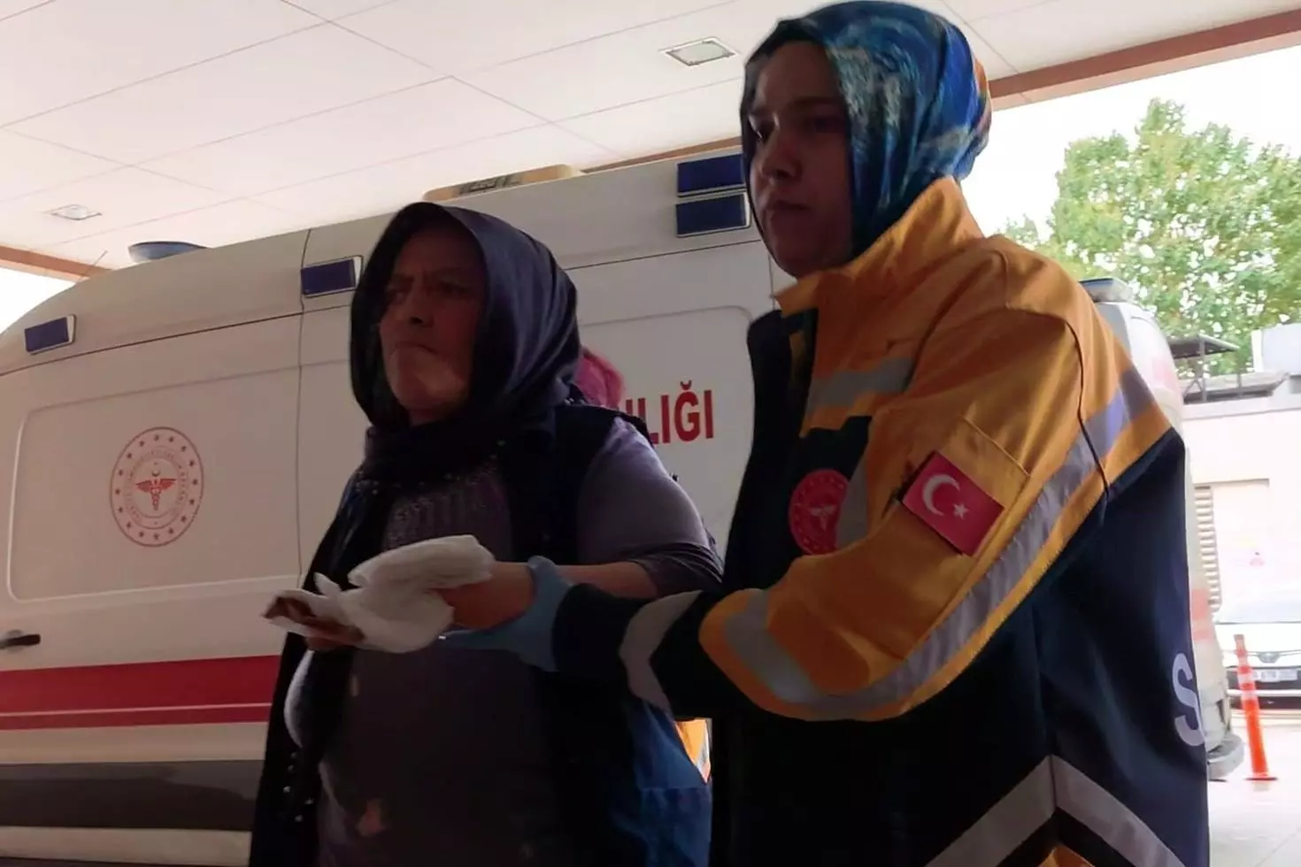 Eli merdaneli ütüye sıkışan kadın ağır yaralandı