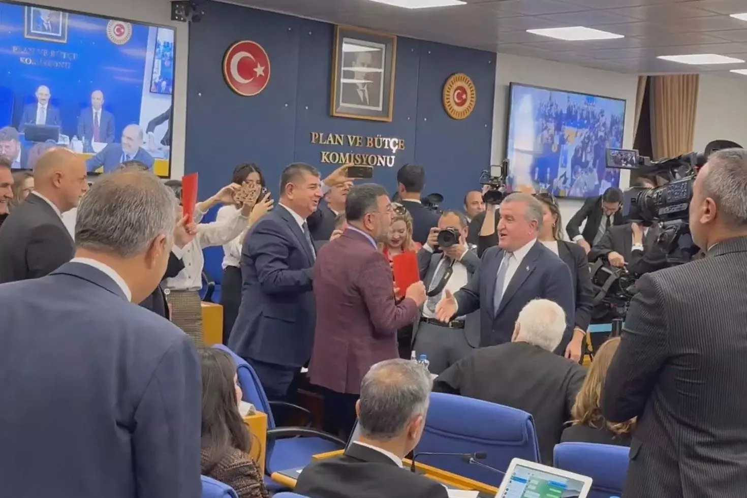 CHP’liler kırmızı kart gösterdi, Bakan Bak “VAR“dan döner“ dedi