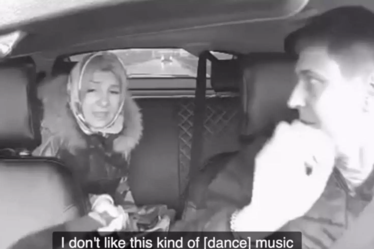 Dans müziğine dayanamayan kadın, şoförü maket bıçağı ile tehdit etti