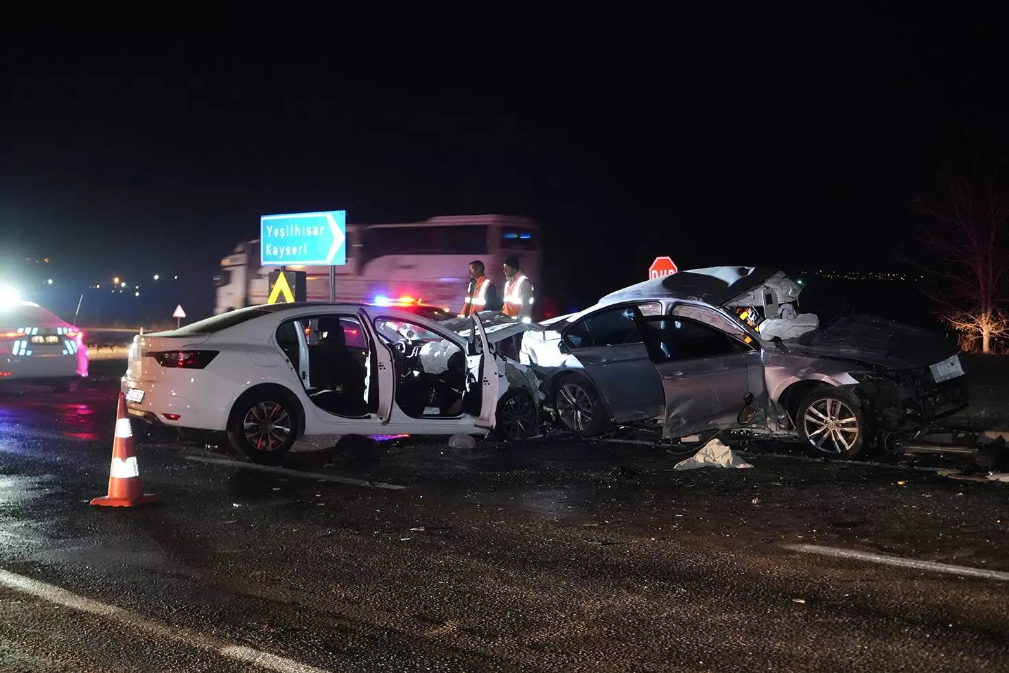 Niğde’de iki otomobil çarpıştı: 3 ölü, 6 yaralı