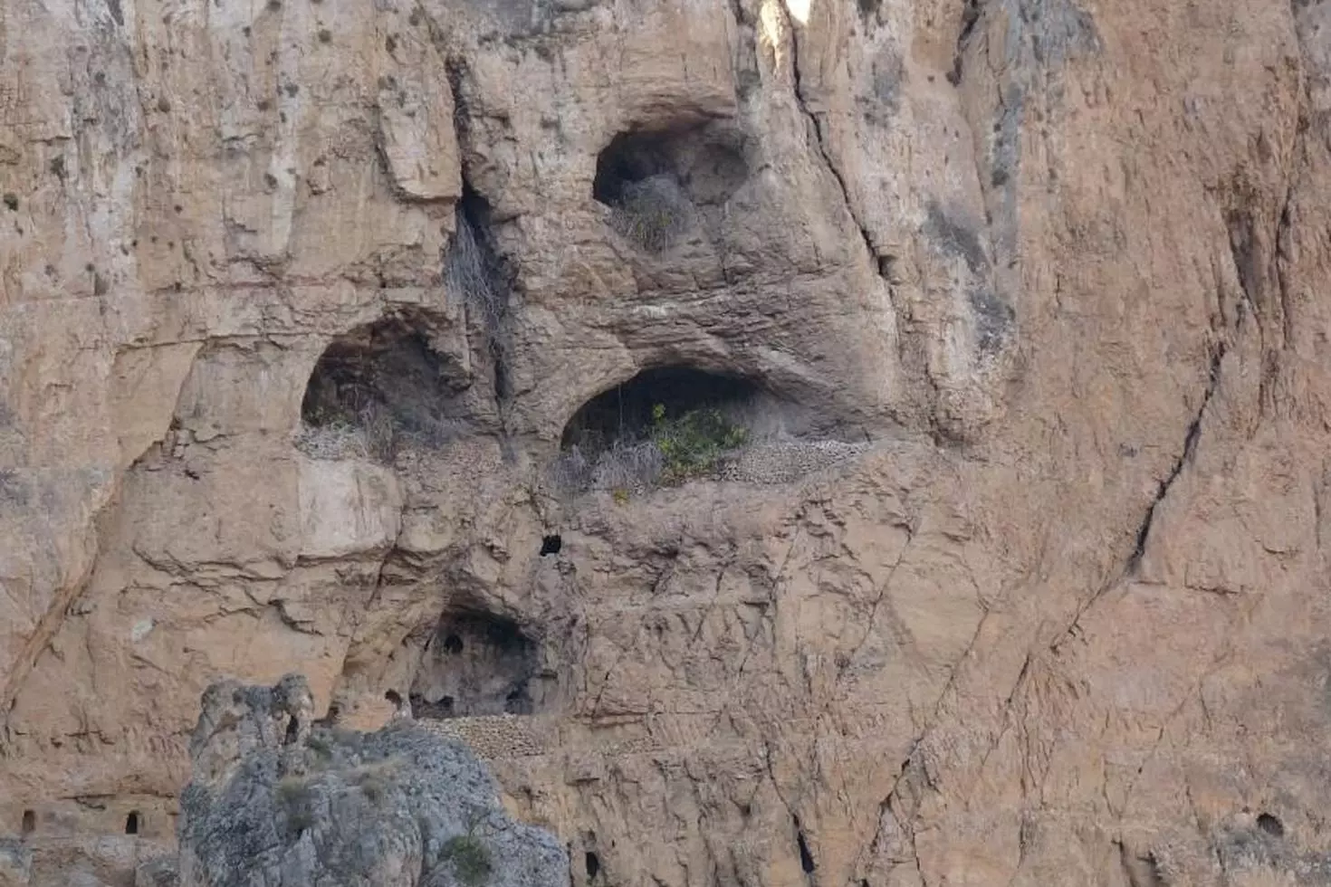 Tarihi mağaradan gelen esrarengiz sesler tedirgin ediyor Kimse yanından bile geçmek istemiyor