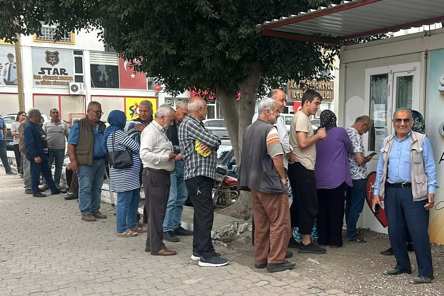 Yarı fiyatına satılıyor Rakamı duyan koştu, metrelerce kuyruk oluştu