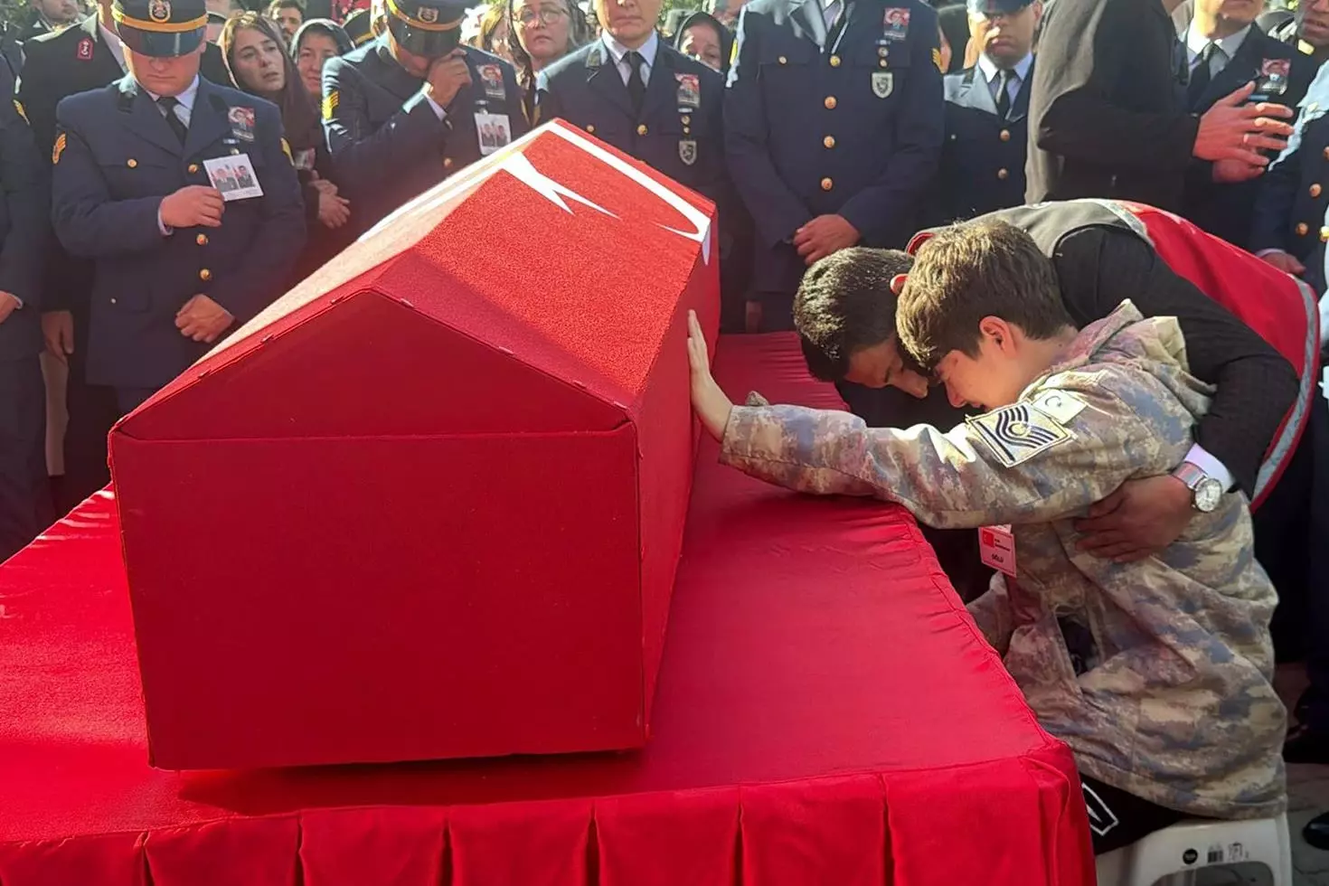 Babaya son veda Anne ve oğlu, şehidi parkasıyla uğurladı