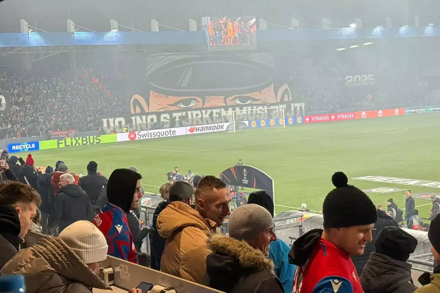 ’’Türklerle savaş olmalı’’ pankartı açan takıma UEFA’dan şaka gibi ceza