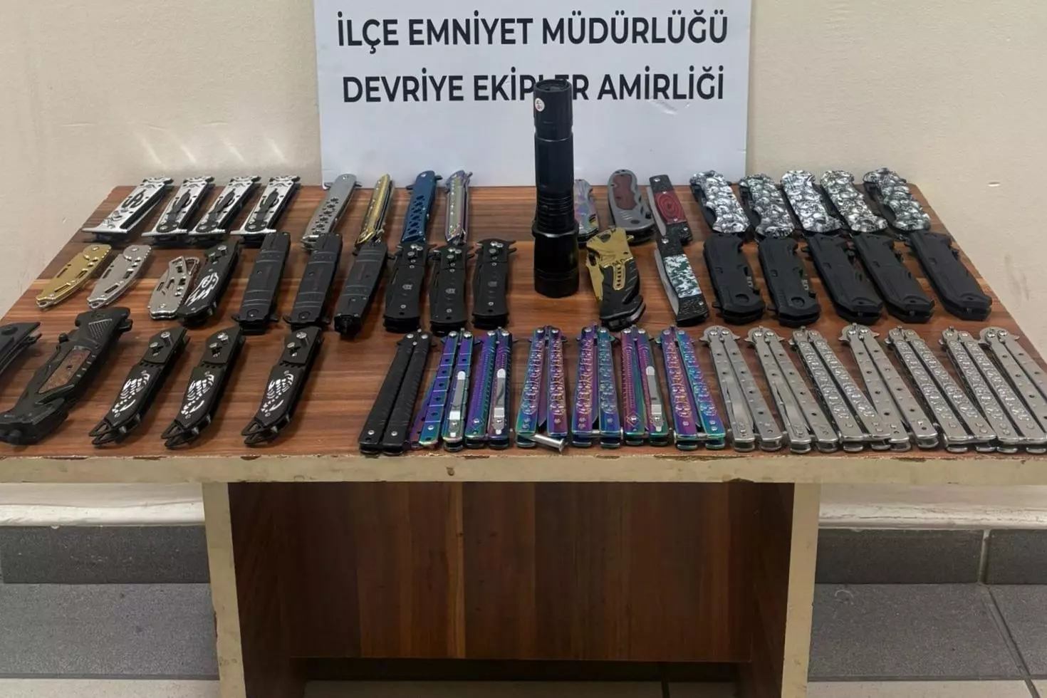 2 çocuğun üzerinden 53 kesici alet çıktı