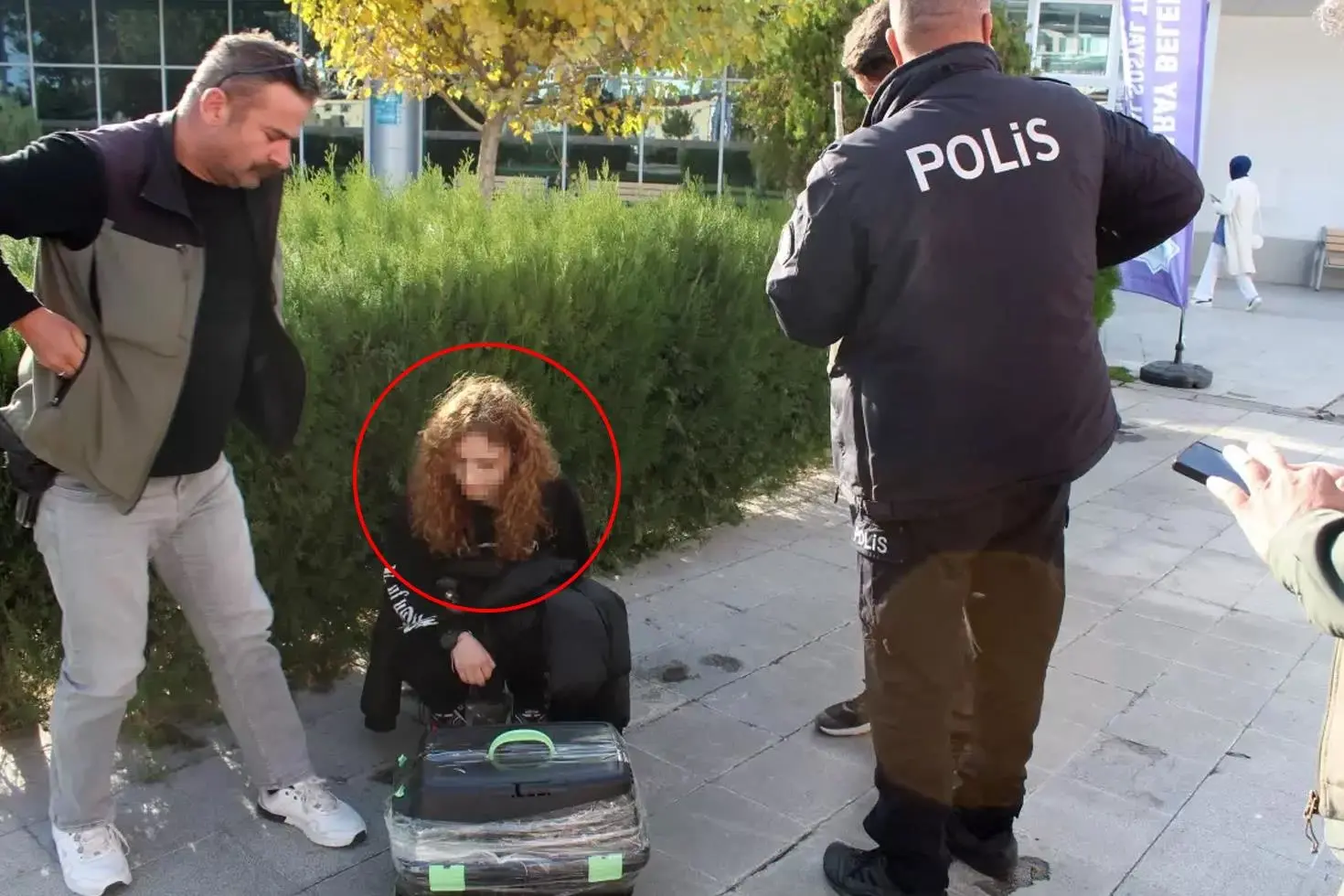 Daha 18 yaşında Satmaya çalıştığı şeyi görenler telefona sarıldı