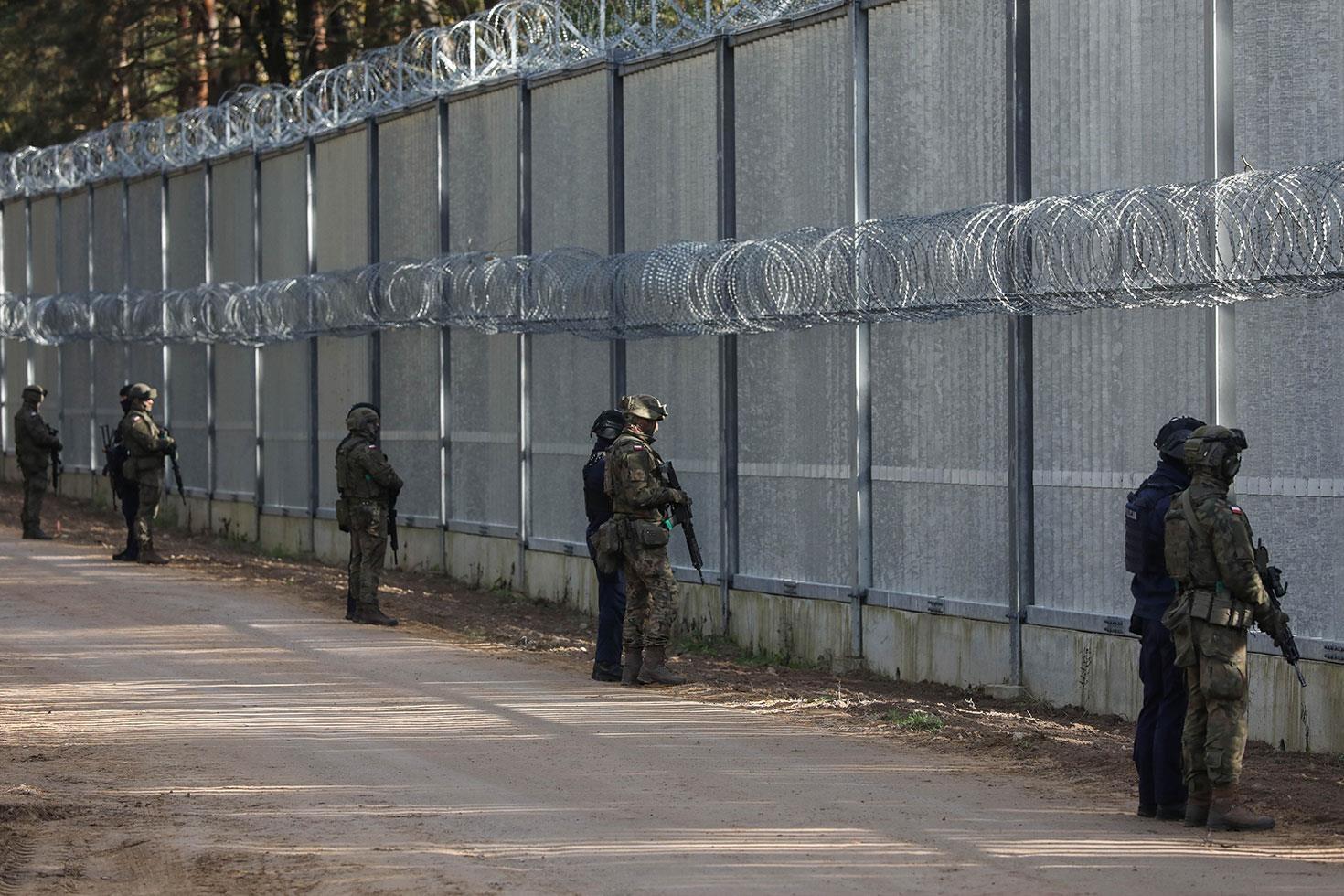 Polonya, Belarus sınırına ikinci bir bariyer daha inşa edecek