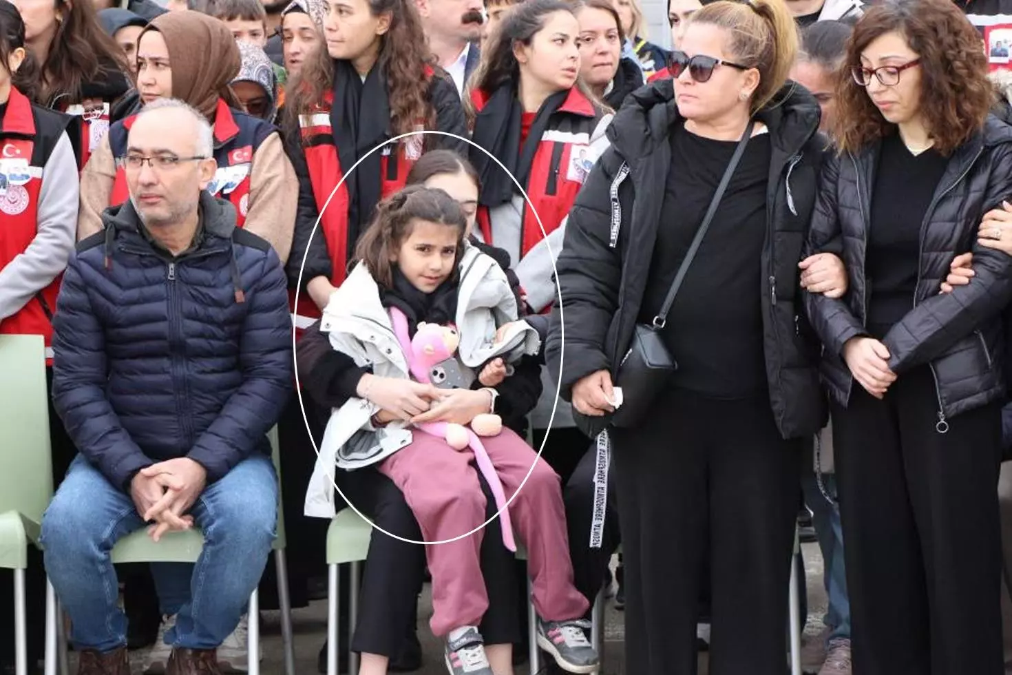 Şehit babasını oyuncağına sarılarak bekledi