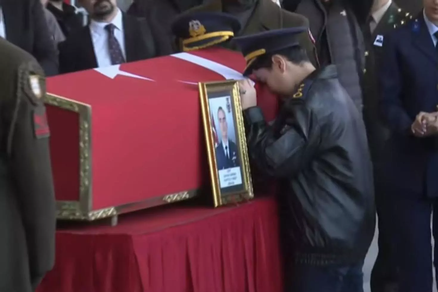 Şehit Pilot Yarbay Gökhan Korkmaz’ın oğlu babasını ebediyete böyle uğurladı