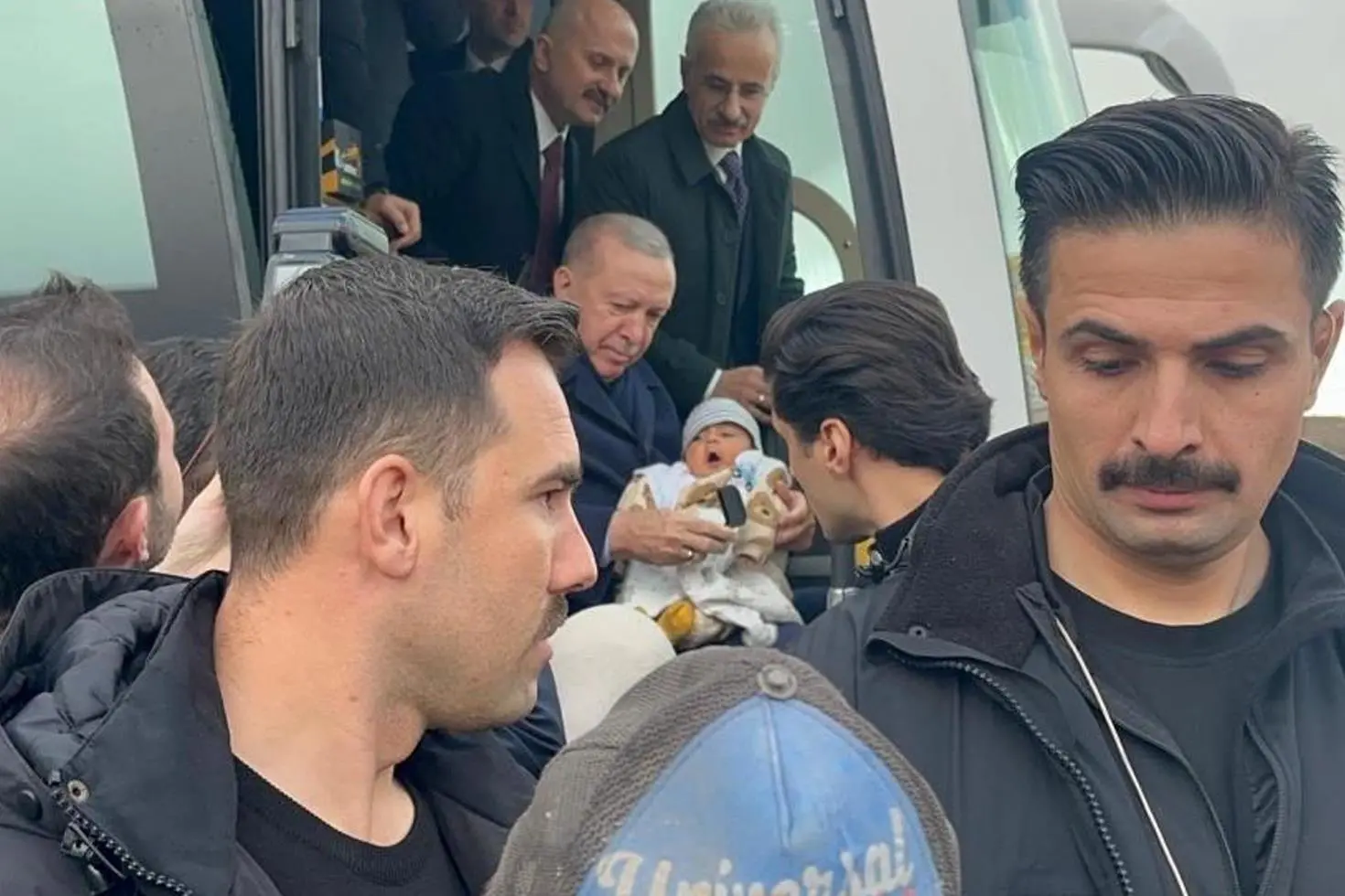 Cumhurbaşkanı Erdoğan, 4 aylık bebeği görünce konvoyu durdurdu
