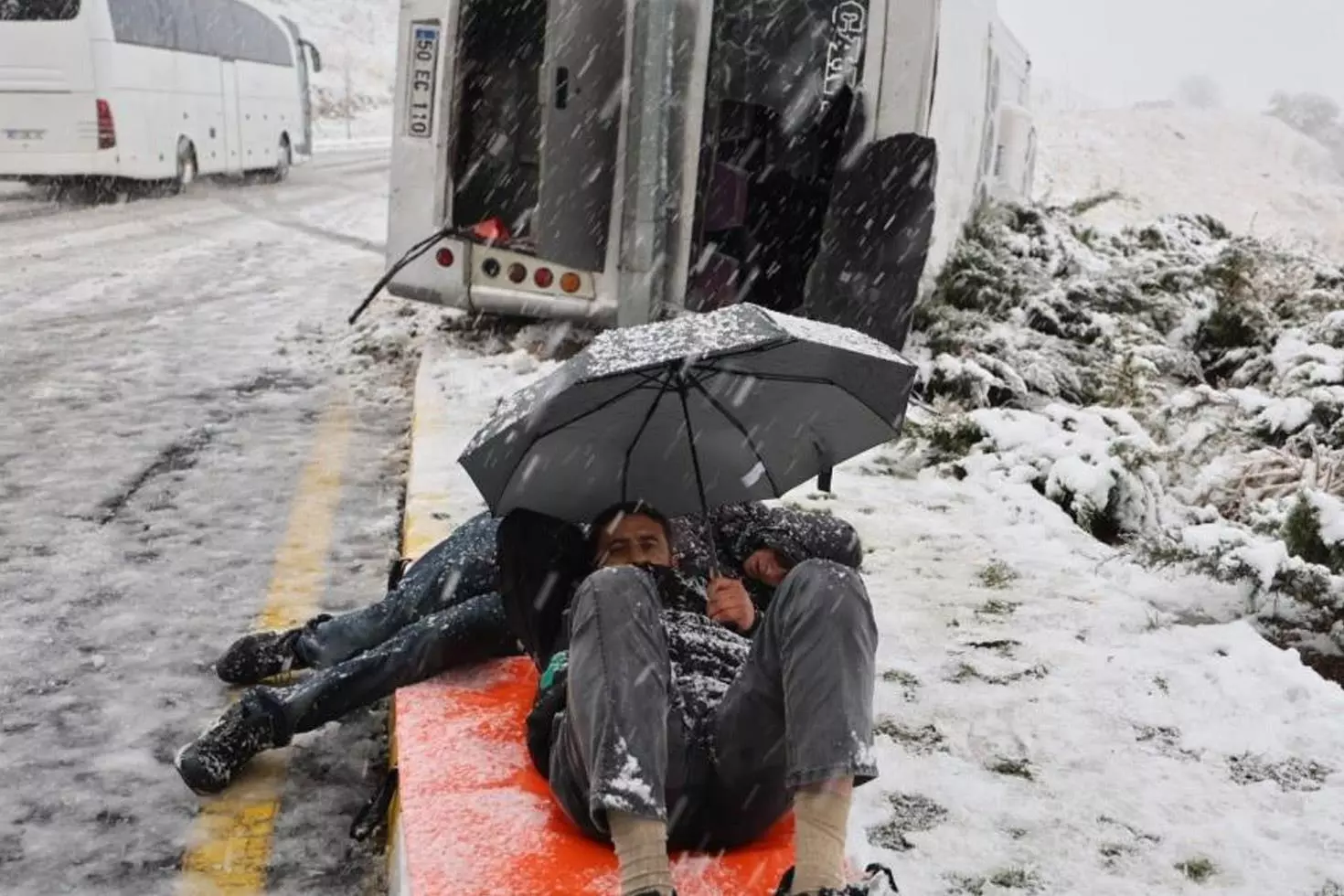 İşçi servisi takla attı, ambulansı şemsiyeyle bekledi