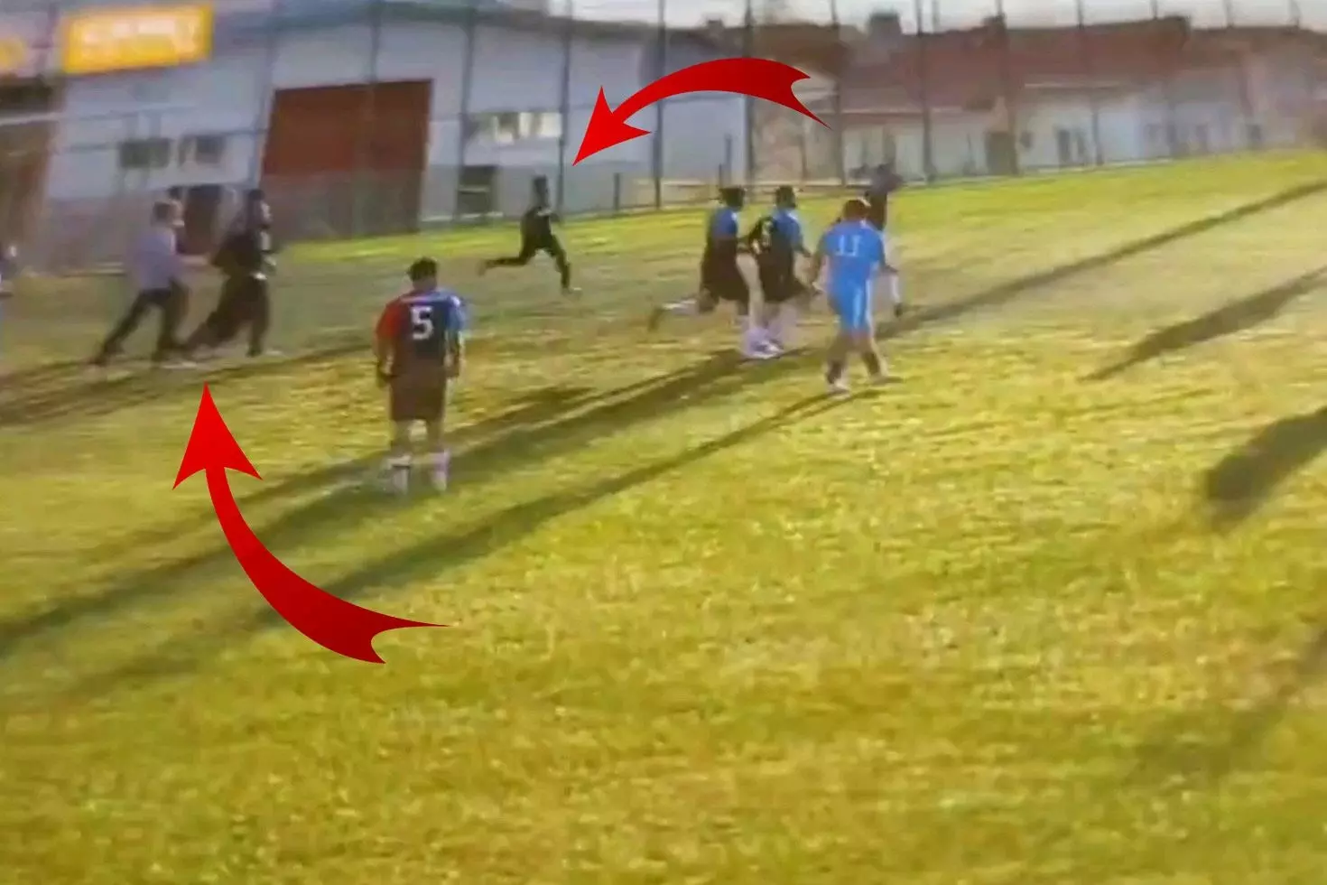 Sahaya giren taraftarlar rakip futbolculara saldırmaya kalktı, maç tatil edildi