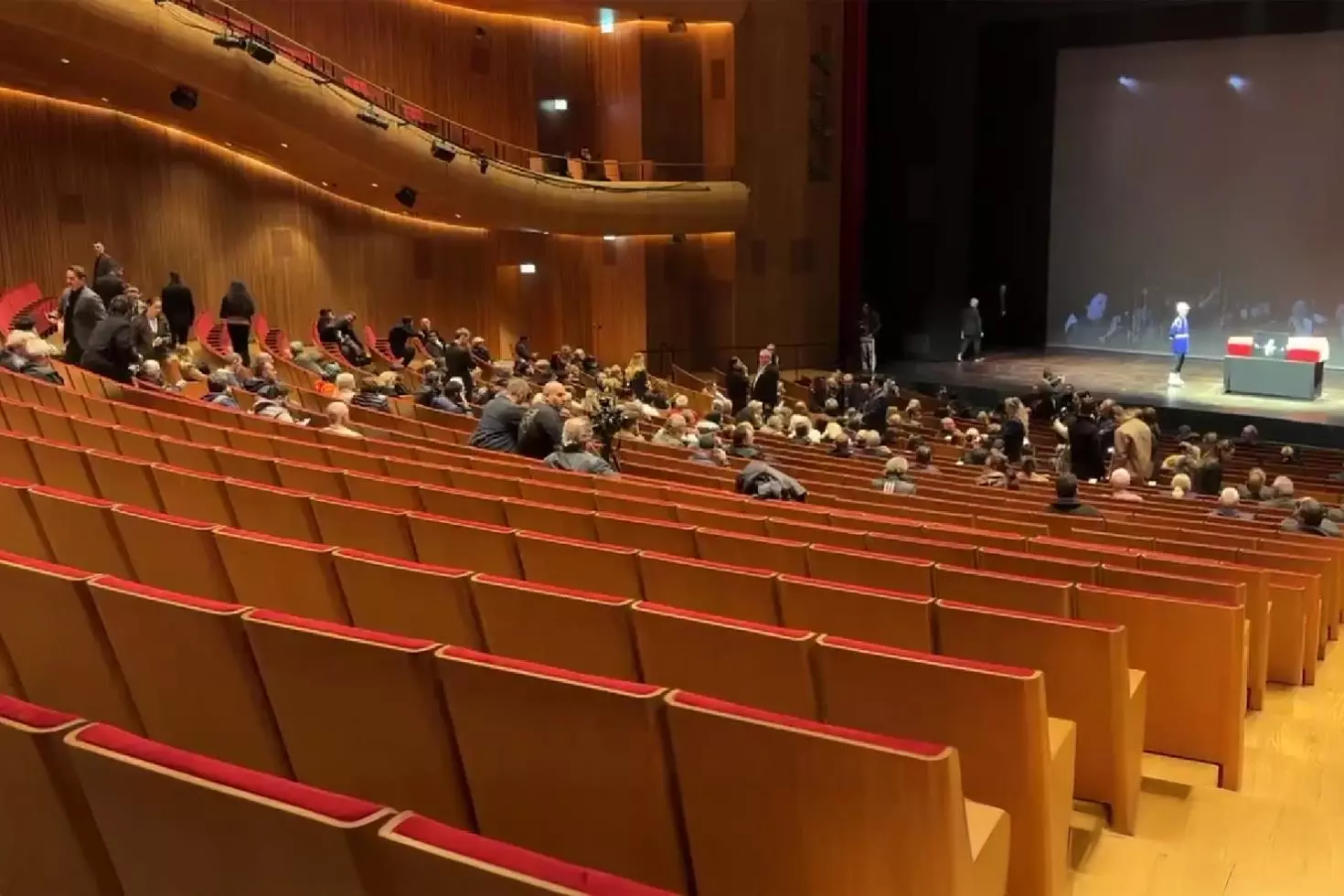 Muazzez Abacı’ya büyük vefasızlık Koltukların yarısı boş kaldı