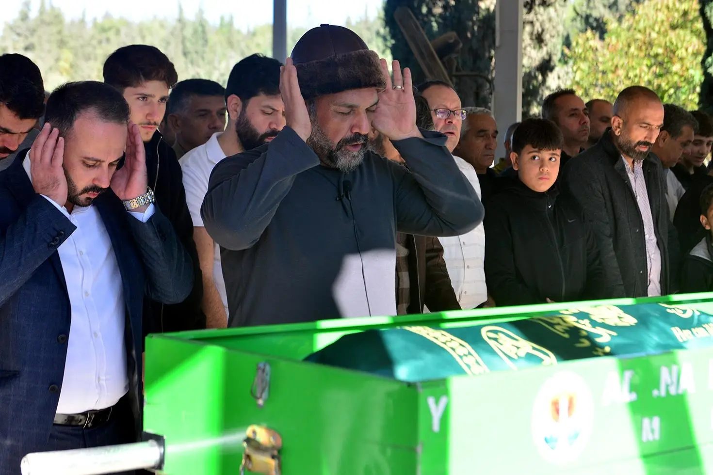 Baba, kazada ölen oğlunun cenaze namazını kıldırdı