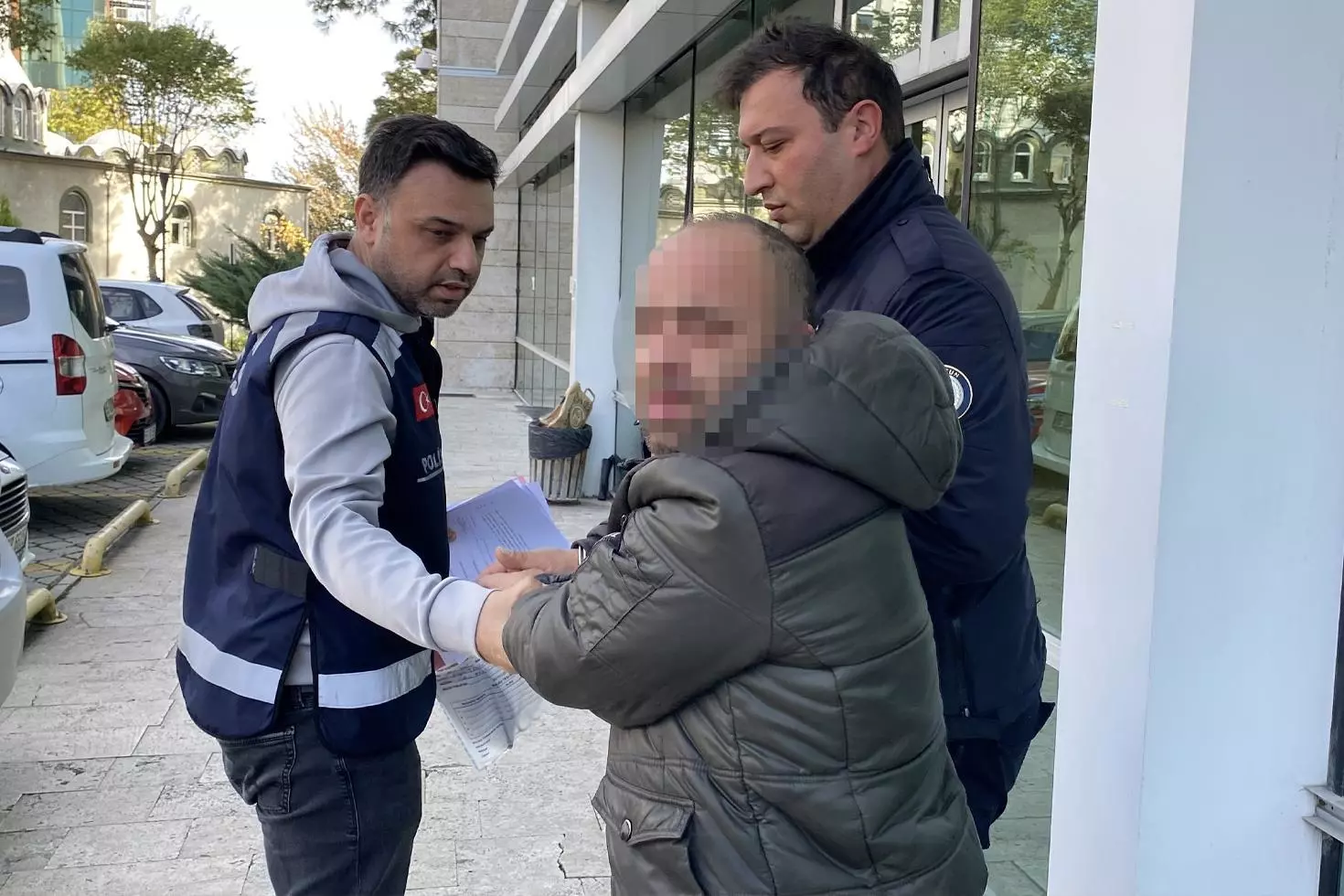 Eşine ütüyle vurduktan sonra çocuklarını da darbetti