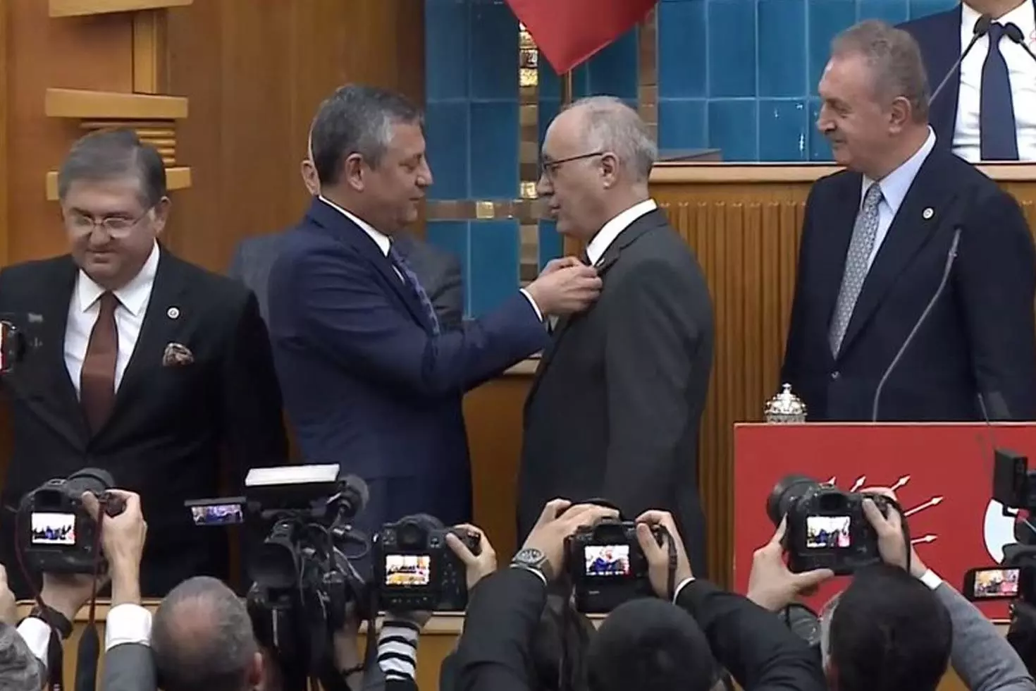 Gelecek Partisi’nden istifa eden Doğan Demir CHP’ye katıldı Rozetini Özel taktı