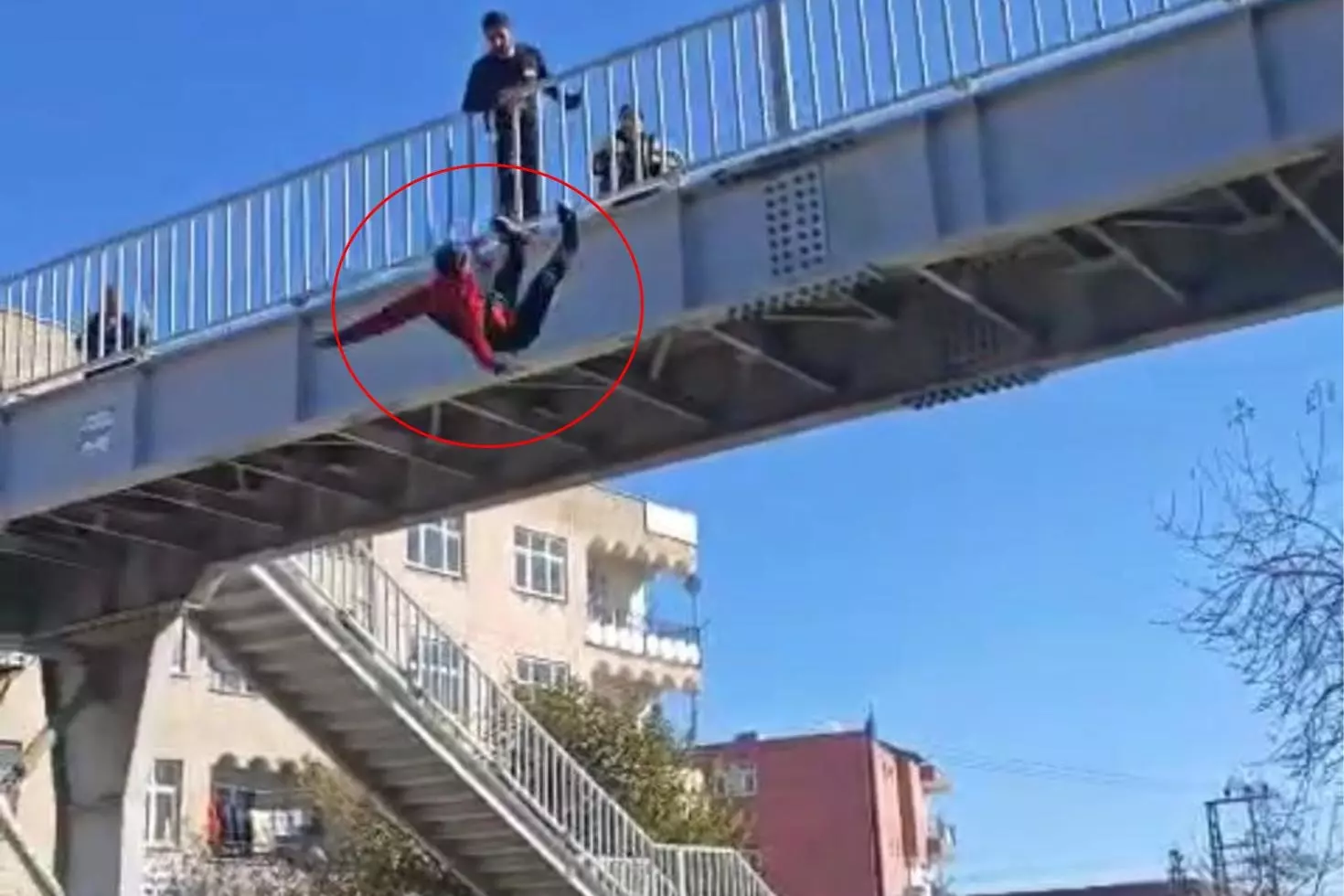 Kameralar kayıttaydı Herkesin gözü önünde kendini aşağıya bıraktı