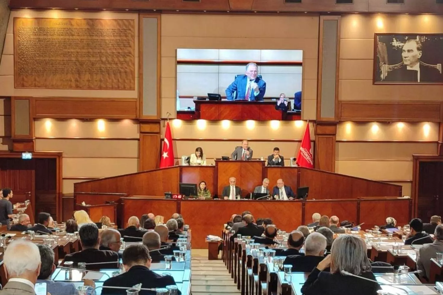 Tansiyon bir anda yükseldi İBB Meclisi’nde ’’iddianame’’ gerginliği