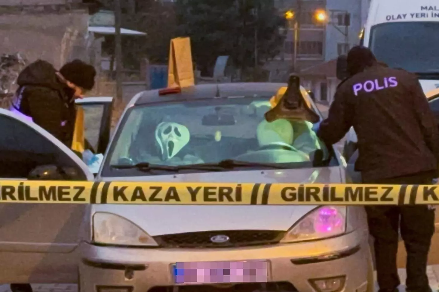 Tartıştığı arkadaşını arabada silahla vurdu