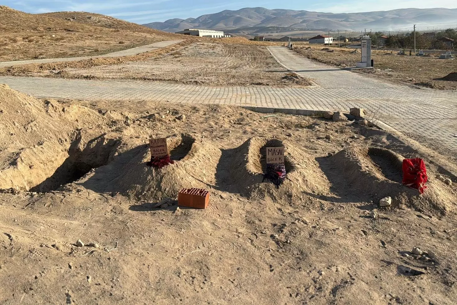 Türkiye’yi ağlatan olayda kahreden manzara Eşi ve çocuklarının yanına mezarı kazıldı