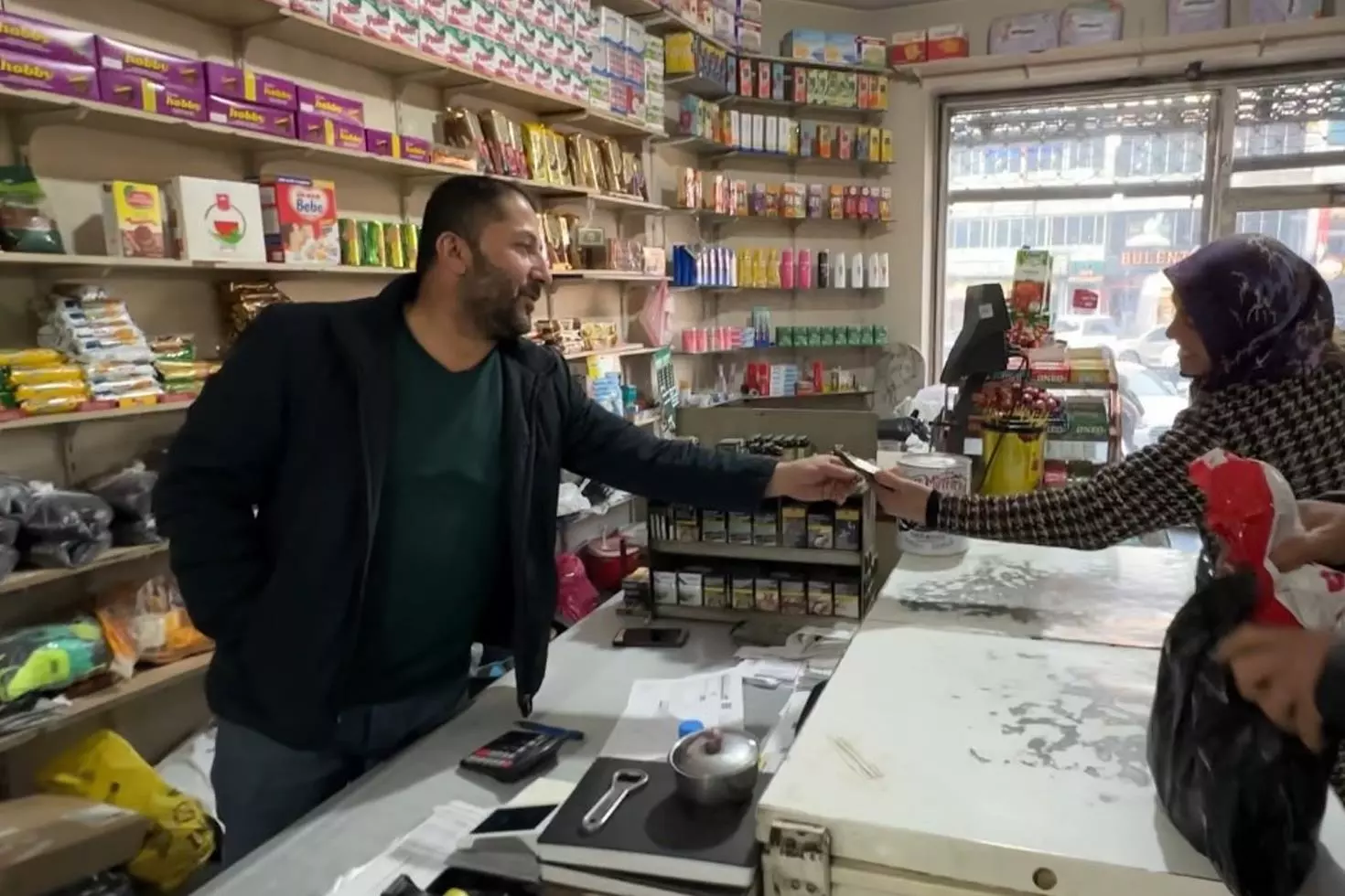 Güzel şeyler de oluyor: Dükkanını devrederken bakın ne yaptı