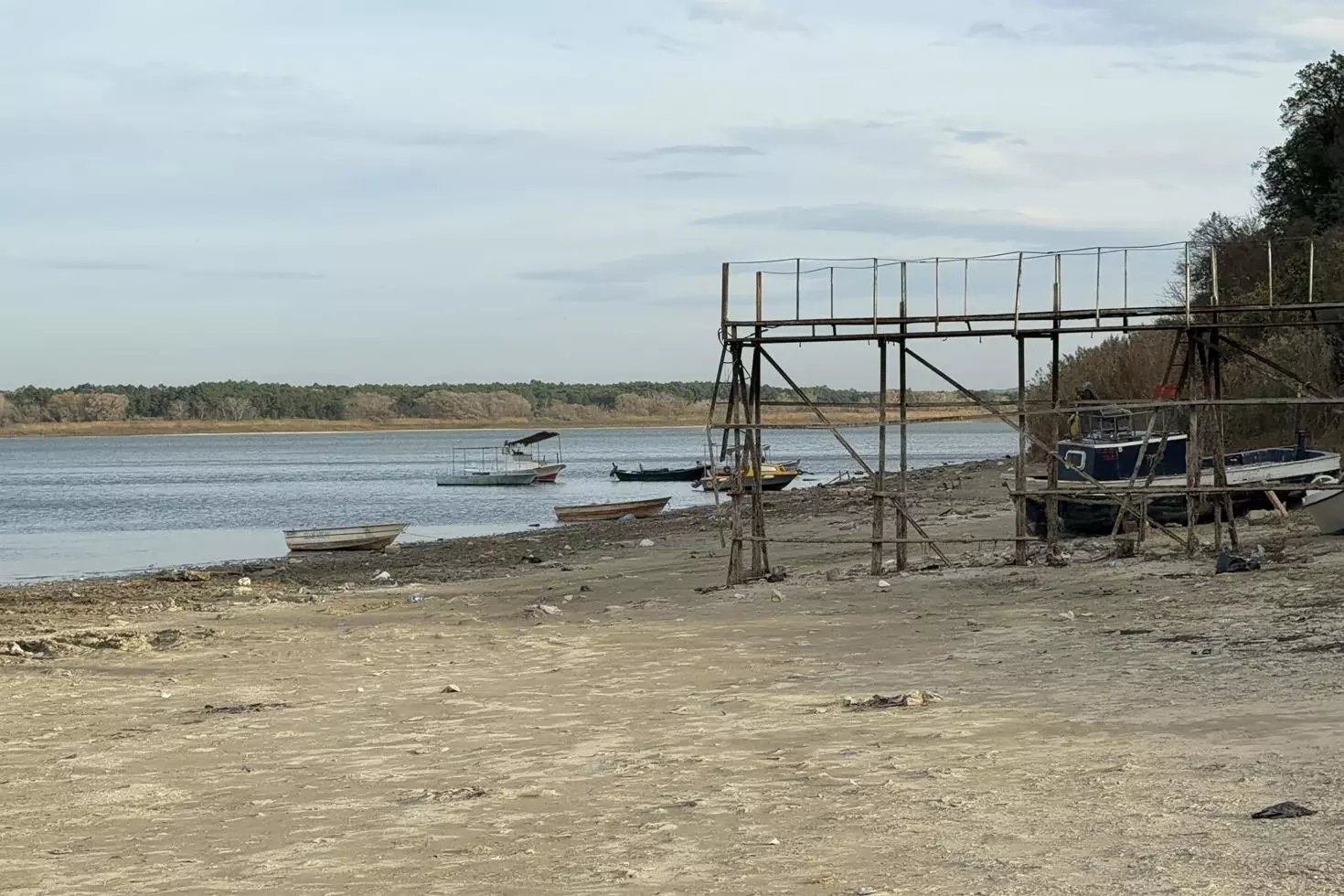 İstanbul için tehlike çanları: Sular çekildi, gemiler karaya oturdu