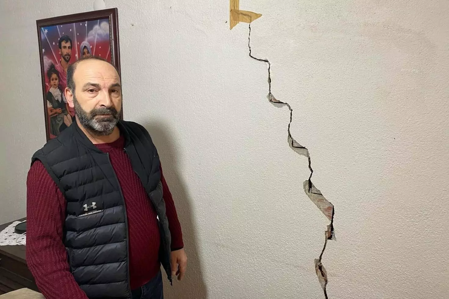 İzmir'de onlarca evde çatlak! Korkutan görüntünün nedeni deprem değil