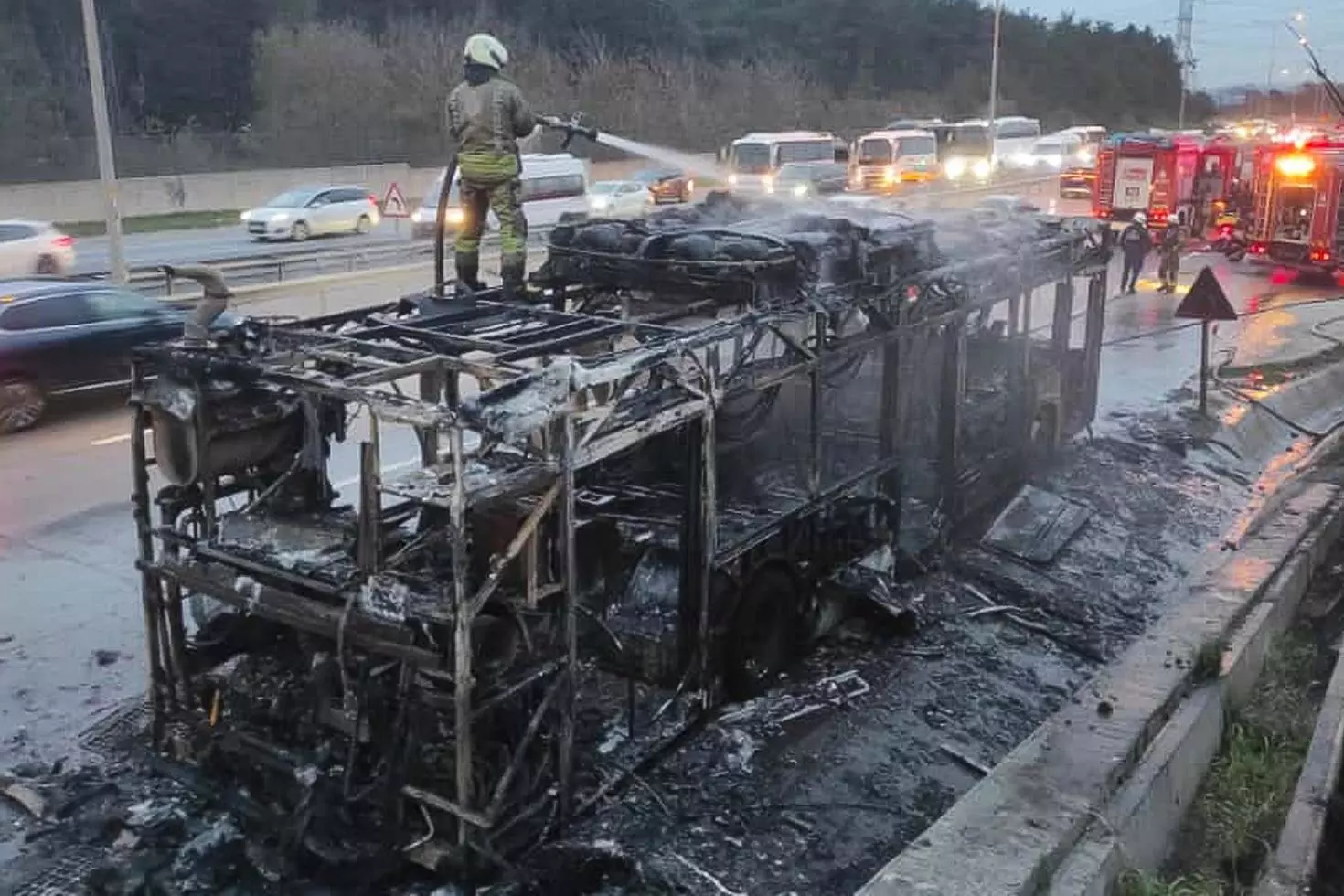İETT otobüsü alev topuna döndü Geriye demir yığını kaldı