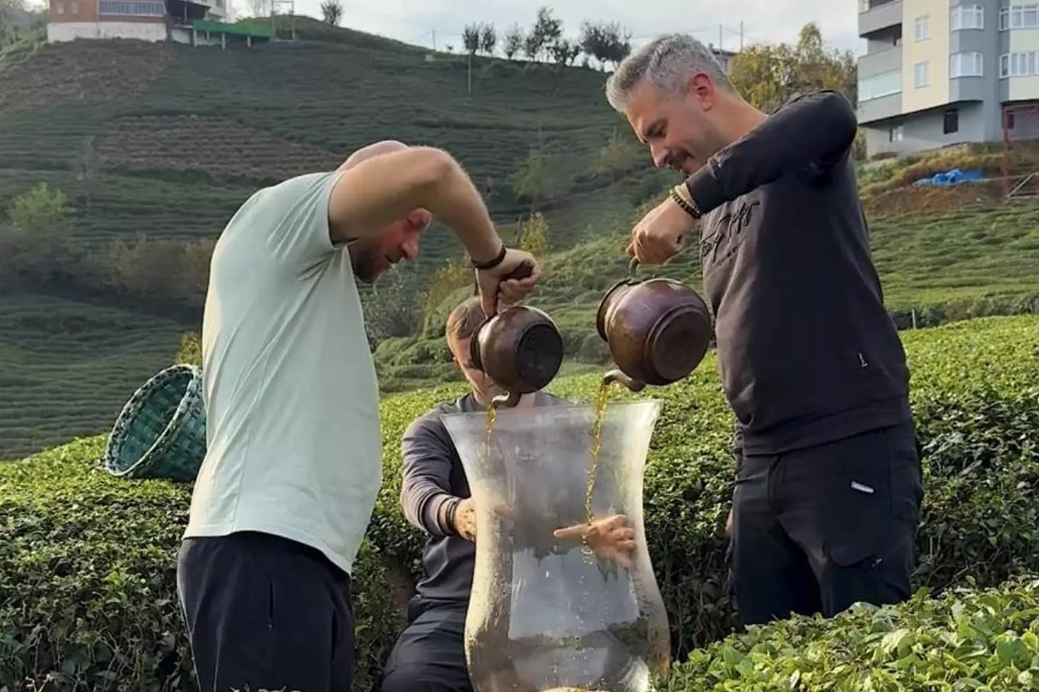 Gerçek mi, kurgu mu Rize’deki dev çay bardağı videosu tartışma yarattı