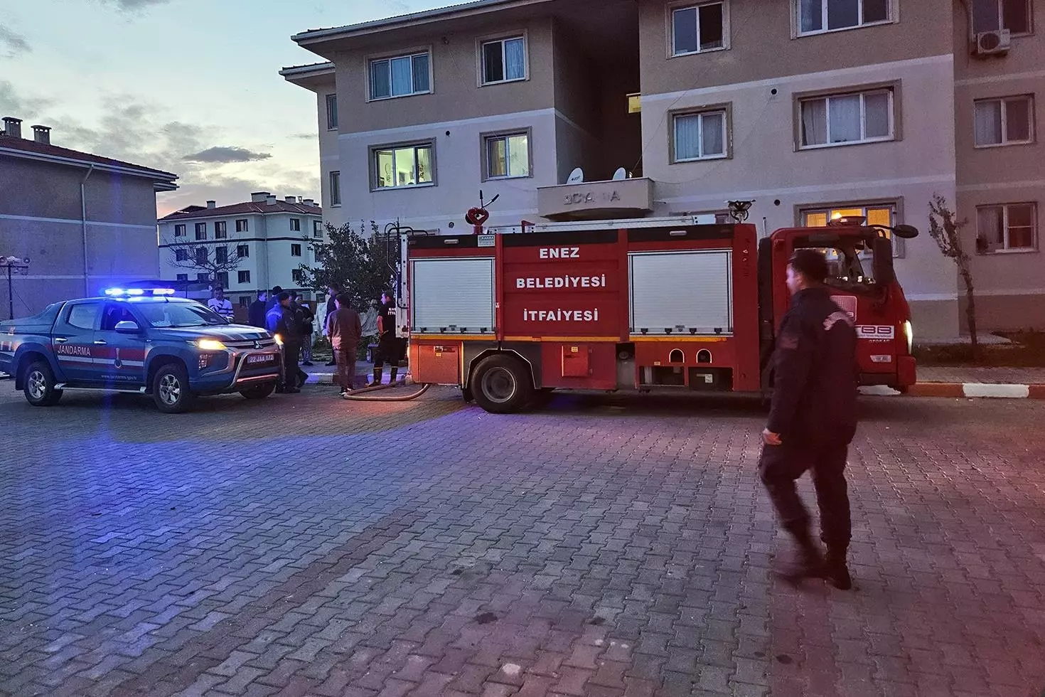 Apartmanda kadını öldürdükten sonra intihar etti