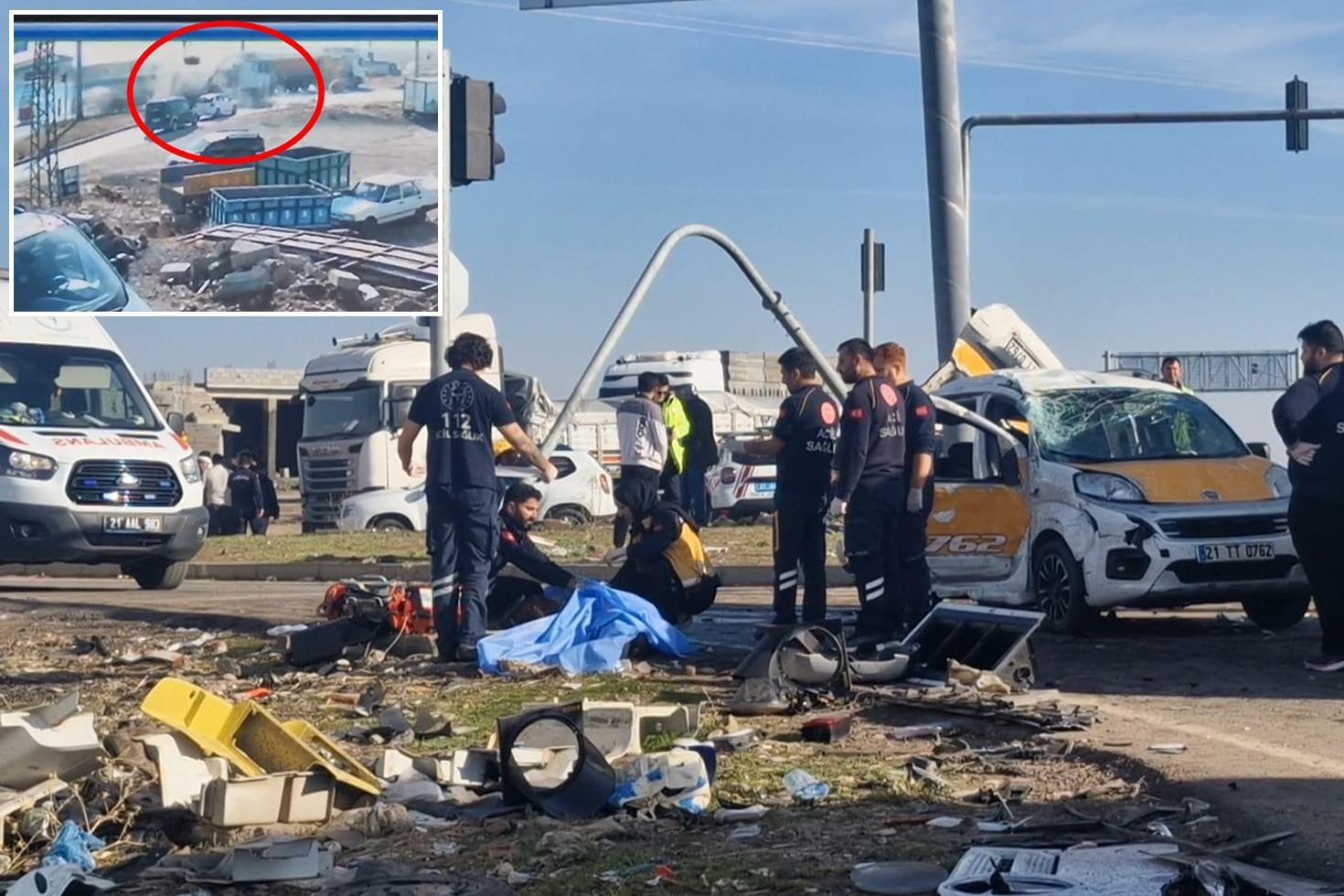 Tır, taksiyle hafif ticari aracı biçti Ölü ve yaralılar var