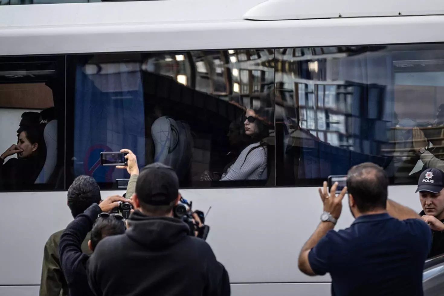 Adı uyuşturucu operasyonuna karışan Birce Akalay bu kez ehliyetini kaptırdı