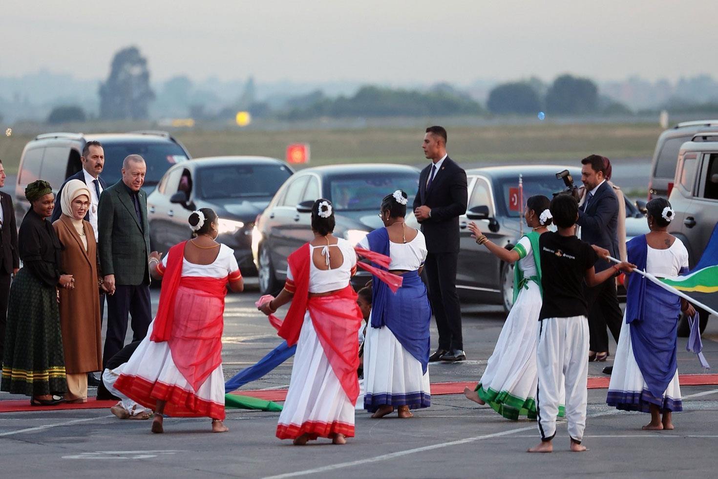 Cumhurbaşkanı Erdoğan’a Güney Afrika’da renkli karşılama İlgiyle izledi